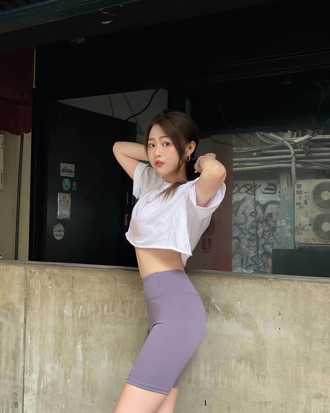 徐薇涵（Wei Han Xu）のインスタグラム：「週末好天氣🌞 今天整個被熱到餒 已經可以穿短袖短褲出門了 健身也直接這樣穿 很舒服🥰  👚 @yuyu_active」