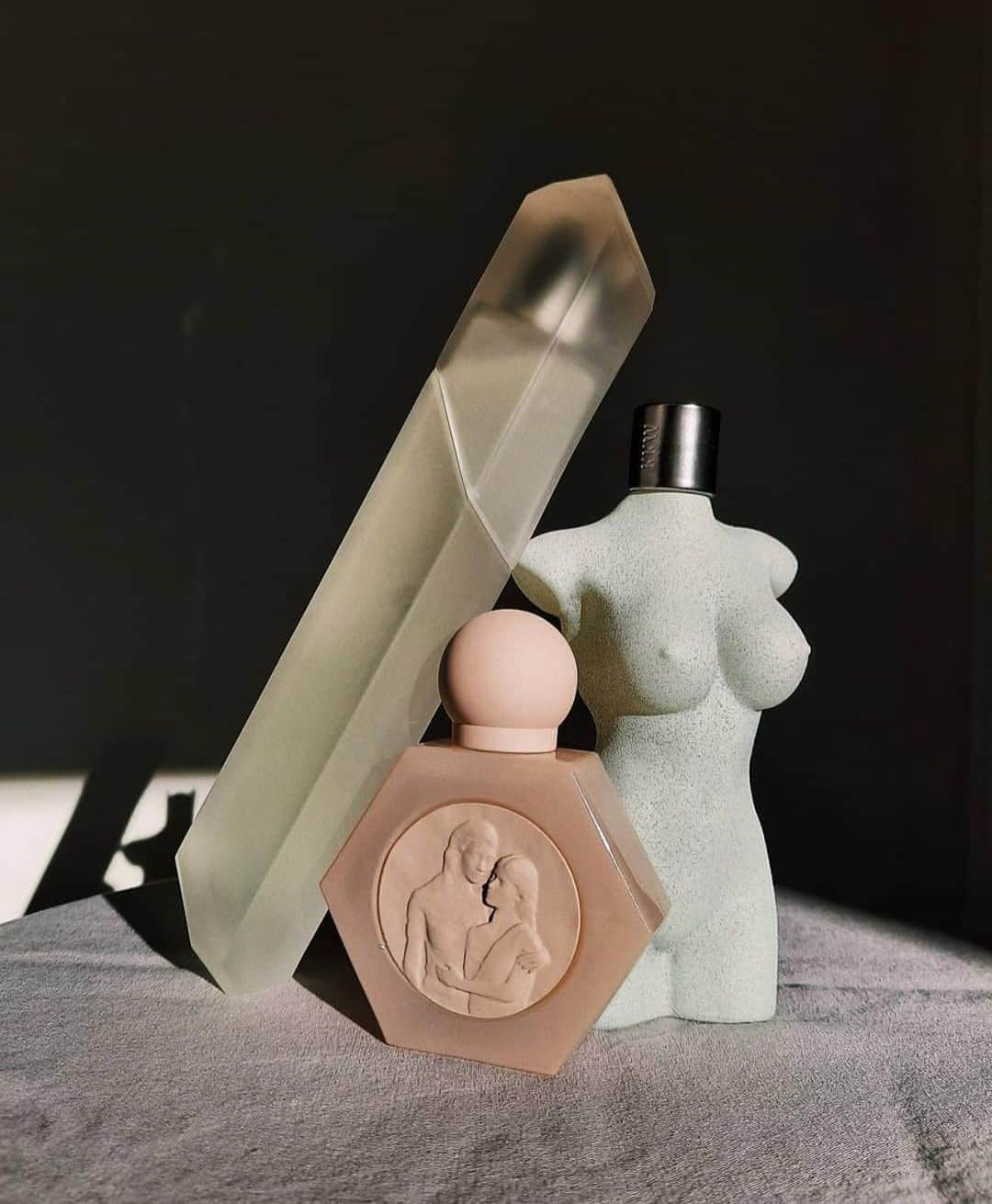 キム・カーダシアンさんのインスタグラム写真 - (キム・カーダシアンInstagram)「Some of my favs! Today is the last day to receive your @KKWFRAGRANCE order with standard shipping in time for Mother’s Day! KKWFRAGRANCE.COM」4月30日 23時36分 - kimkardashian