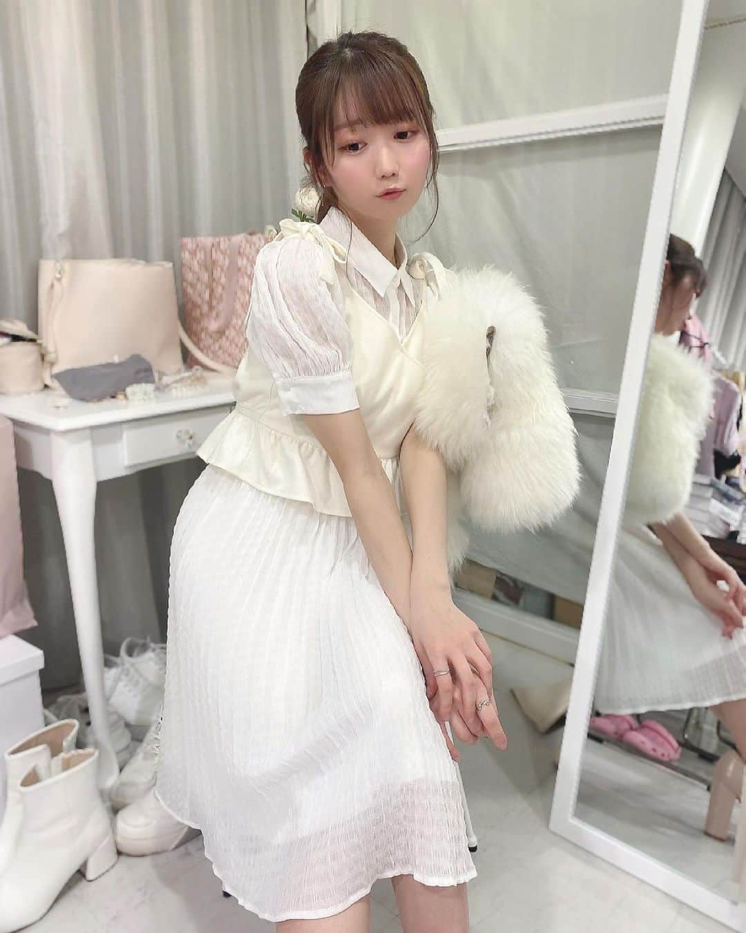 大谷映美里さんのインスタグラム写真 - (大谷映美里Instagram)「ワンピースだけでも可愛い🐰 色んな角度から撮ってみたけど、伝わるかな？☁️ ㅤㅤㅤㅤㅤㅤㅤㅤㅤㅤㅤㅤㅤ 絶賛予約販売中のtitty&Co.さんとのコラボ服です🛁 形から素材やカラーまで一緒に選ばせていただきました♡ ㅤㅤㅤㅤㅤㅤㅤㅤㅤㅤㅤㅤㅤ ワンピースは膝が隠れるくらいの上品な丈で インナーもくっついているので気軽に1枚で着ることができて ビスチェはスタイルアップして見えるように仕上がっています。 ㅤㅤㅤㅤㅤㅤㅤㅤㅤㅤㅤㅤㅤ この写真ではホワイトとピンクはSサイズ、ブルーはMサイズを着用しているよ🤍(身長は155cmくらいです) tittyさんのアカウントにインスタライブのアーカイブがありますので、それをみて決めていただくのも良いと思います🩰 ㅤㅤㅤㅤㅤㅤㅤㅤㅤㅤㅤㅤㅤ 今回は5月6日までの完全受注生産となっています🦢 それ以降の販売はないとのことなので、 この機会に是非♡ #tittyandco」4月30日 23時29分 - otani_emiri