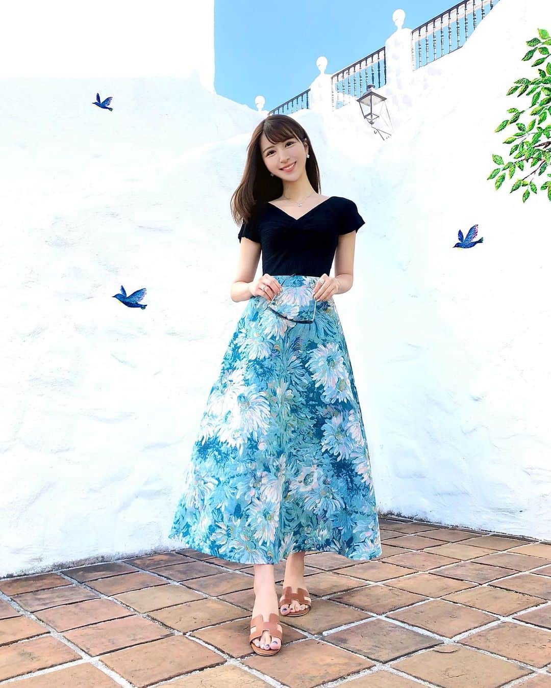 のインスタグラム：「🕊💙🍃 𝑬𝒂𝒓𝒍𝒚  𝑺𝒖𝒎𝒎𝒆𝒓! 5月になりましたね😊 皆さん、今月もよろしくお願いします♡ . 思い出pic🐾 昨日の投稿、全身バージョンです👗 . ちょっとだけ夏気分？リゾート気分？🌴 になれる動画も撮ってみました〜✨ . . . GWおうちで過ごされたり お仕事の方もいらっしゃると思いますが 感染対策して気をつけていきましょうね☺️🌻 . . #GW2021 #思い出を振り返ろう . . . Tops：#mercuryduo #マーキュリーデュオ Skirt：#lamode #ラモード Sandal：#hermes #エルメス . . . #lamode_cd #mercuryduo_styling #pr #大人可愛い #大人コーデ #花柄スカート #大人女子コーデ  #キレイめコーデ #ブルーコーデ #リゾートコーデ #リゾート #大人スタイル #夏先取り #夏服コーデ #春夏コーデ #志摩地中海村 #地中海 #地中海村 #伊勢志摩 #伊勢 #伊勢旅行」