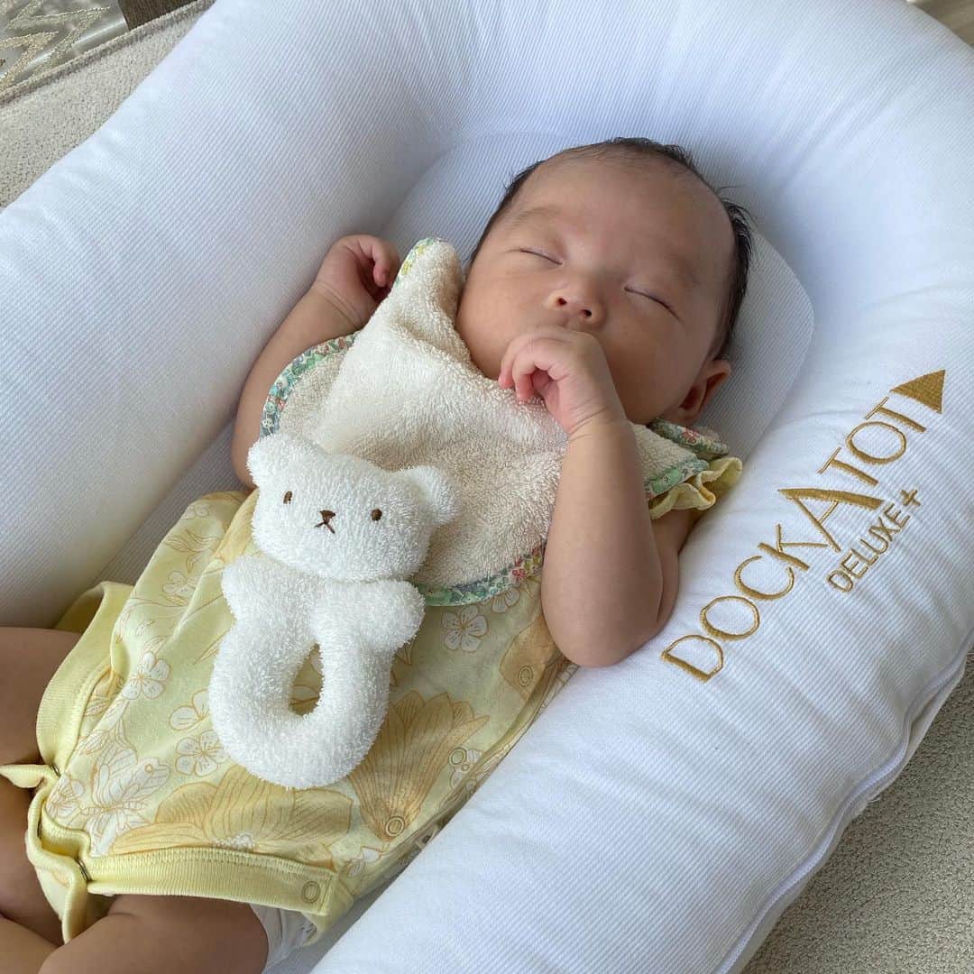 阿部優貴子のインスタグラム：「あっっっという間に5月！！ 4月の記憶がございません、、🙄 というくらい毎日があっという間。  ステイホームGW、 我が家は変わらずのんびりと過ごします🌱🌱🌱  #生後1ヶ月半  #令和3年ベビー  #赤ちゃんのいる生活 #あべゆきmamalife」