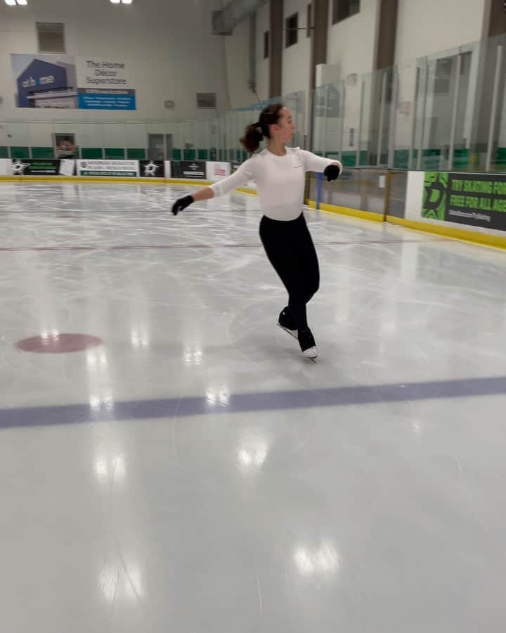 ブルックリー・ハンのインスタグラム：「Apologies for temporarily turning into a photography account. Back to our regular twizzle content 🌪⛸  📸 @liza_the_skater」