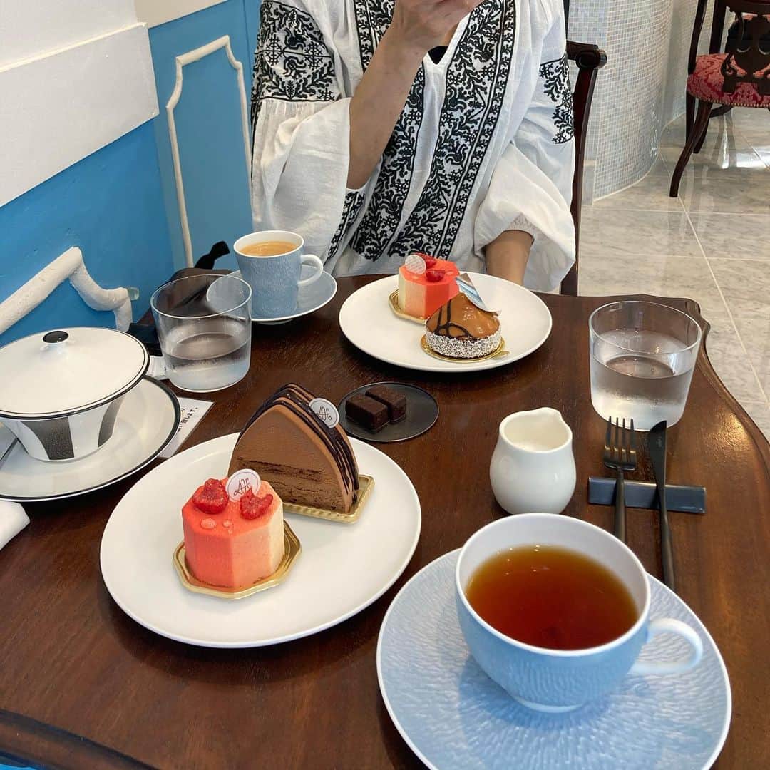 のインスタグラム：「Atsushi Hatae @atsushihatae  アランデュカスでパティシエを務めていたのだそう。 スペシャリテのバニーユ フレーズは、とろけるババロワを堪能してほしいガトーでした。 パンも置いてあって、パリの雰囲気も感じられました。 カフェ併設は代官山店のみ。 内装も食器も女子好みだと思います♡  美味しいもの→ #karinsgourmet  #atsushihatae #pâtisserie #gâteau」