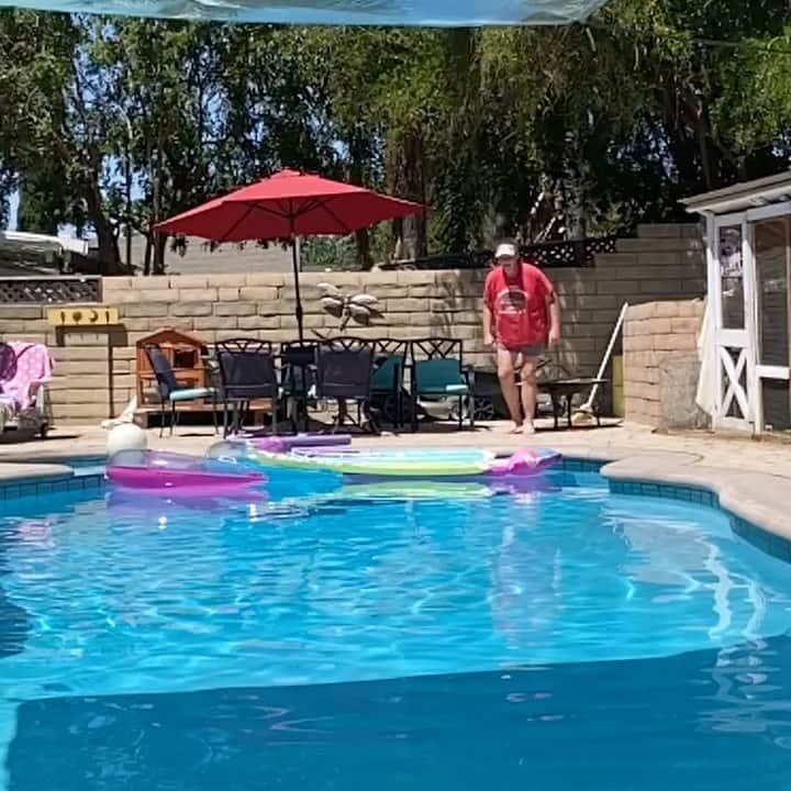 ドット=マリー・ジョーンズのインスタグラム：「POOLS OPEN!! FIRST CANNONBALL OF THE YEAR!! AND YES I DID GRAB MY KNEES BUT MY OLD ASS WAS IN THE WATER!! STILL COUNTS!!! @bridgettcjones 🎥❤️❤️💪🏻ALSO TODAY YOU CAN RENT “GOLDEN ARM” @goldenarmmovie ON @appletv AND IN SELECT THEATERS!!! HAVE AN AWESOME WEEKEND!!!」