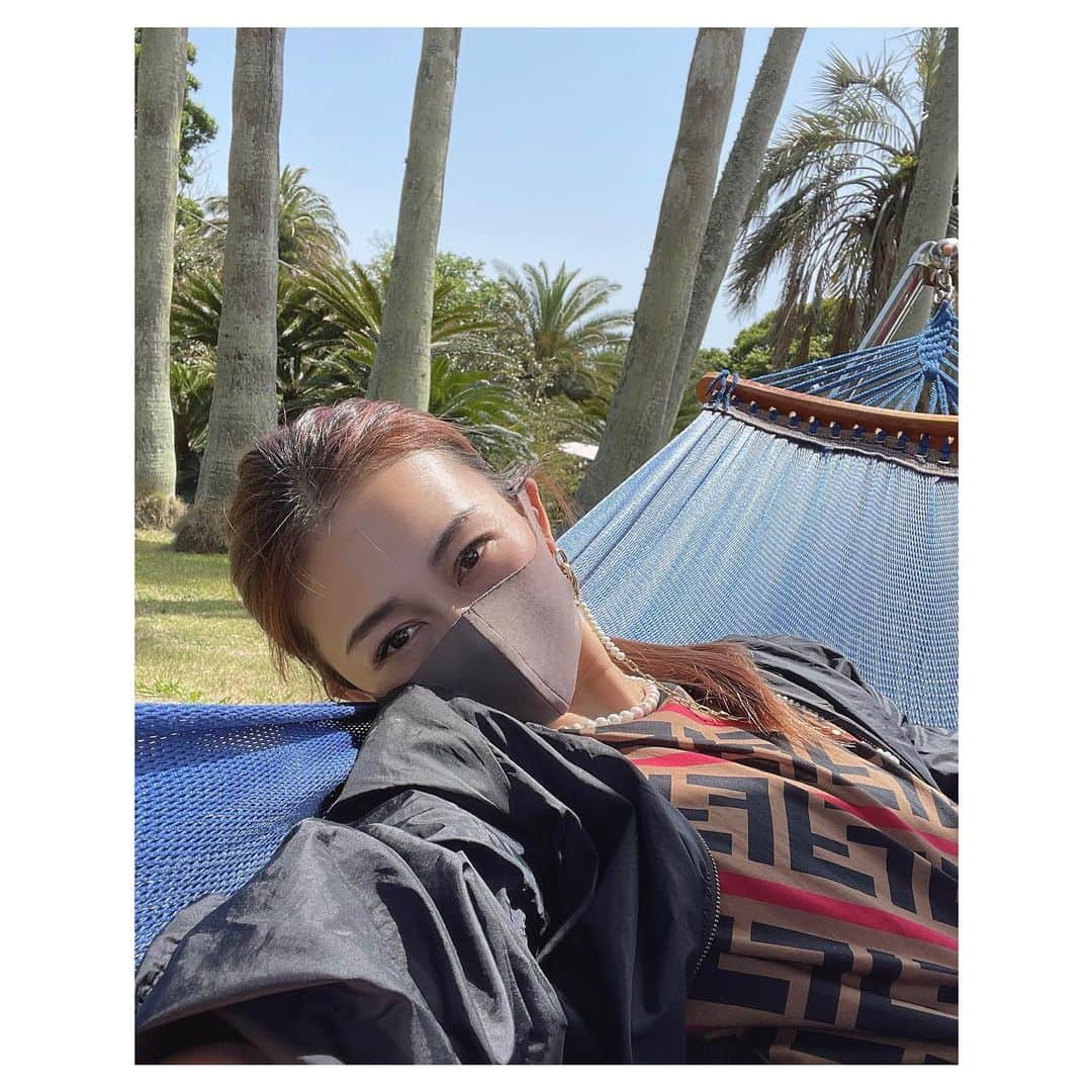 のインスタグラム：「長男はパパとアスレチック😃 私とおチビちゃんはハンモックで休憩！！ 楽しいGWを！  #gw #子育て #ハンモック」