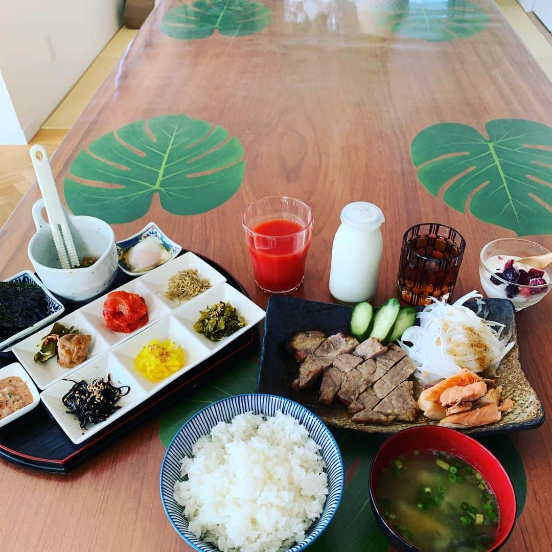 金村義明さんのインスタグラム写真 - (金村義明Instagram)「8時には自宅戻って朝食スタート！ 旬魚菜よし田の豚の味噌漬け 鮭！納豆！南紀梅干し！ 平塚明太子！ちりめん山椒！ 超超超超超劇劇劇劇劇ウマママママママママシ👩」5月1日 8時07分 - yoshiaki_kanemura