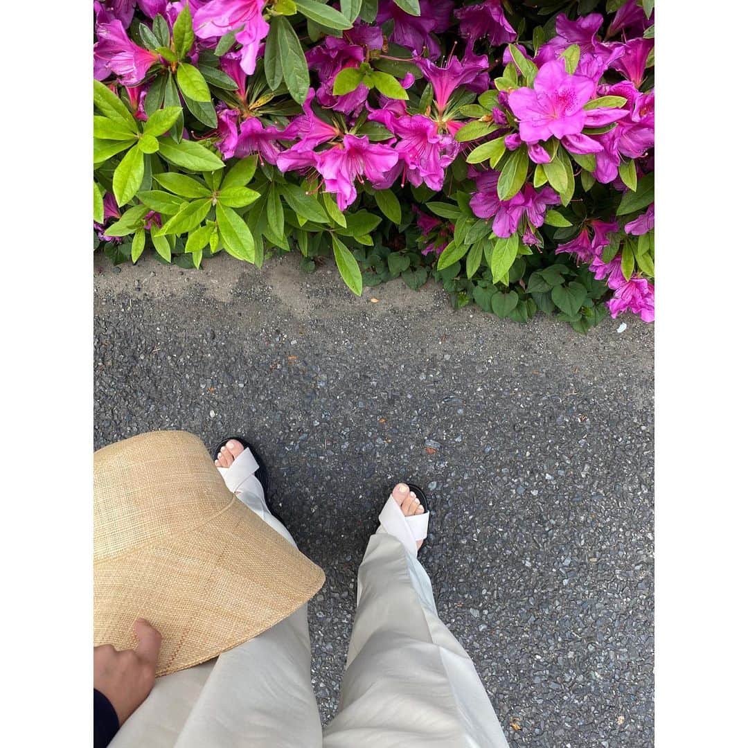 近藤千尋のインスタグラム：「最近質問に多い履いている靴は、、👠👟🥿 今回監修させて頂いている @coco_cicci  というブランドさんです🥰🌼  履き心地にこだわったり、そして どんなお洋服にも合う履き回せる ようなデザインが多いです☺️✨✨  💻📱現在予約受付中で、 5月下旬に皆様のお手元に届く予定だそうです📢😍  『どんな時も前向きになれる 自分になってほしい』という願いを 込めたトレンド感溢れるコレクションです♥️  #cococicci #サンダル」