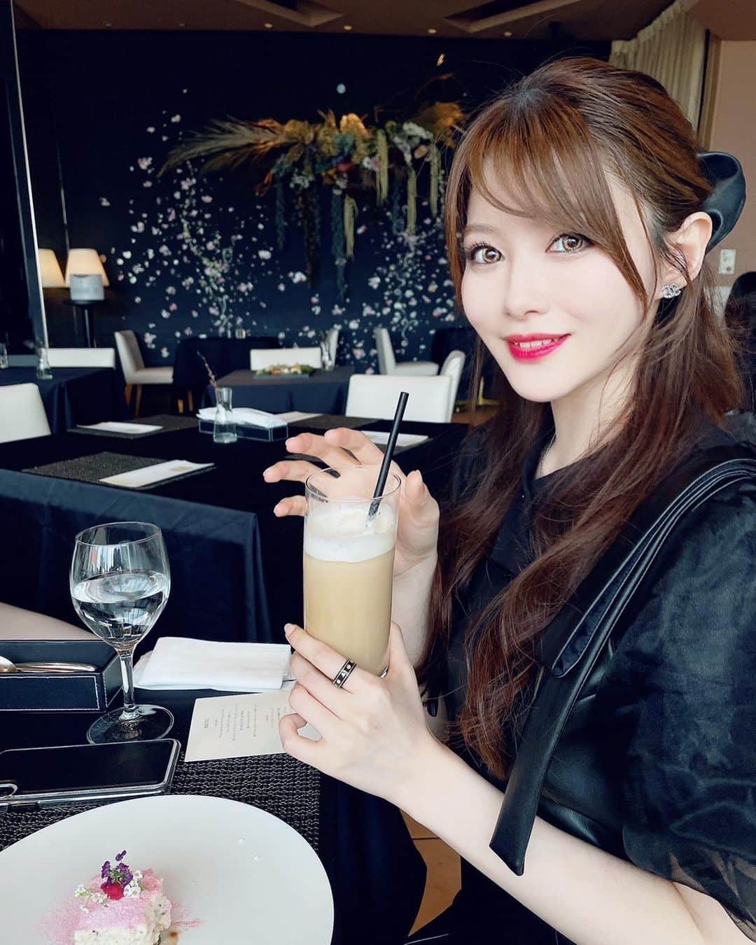 のインスタグラム：「安定のブラックコーデ🖤 . luv Black style ❤︎ . 黑服装♡ . #相沢みなみ  #miyours  #アフターヌーンティー  #afternoontea  #黒 #黒コーデ #ブラックコーデ  #全身コーデ #ootd」