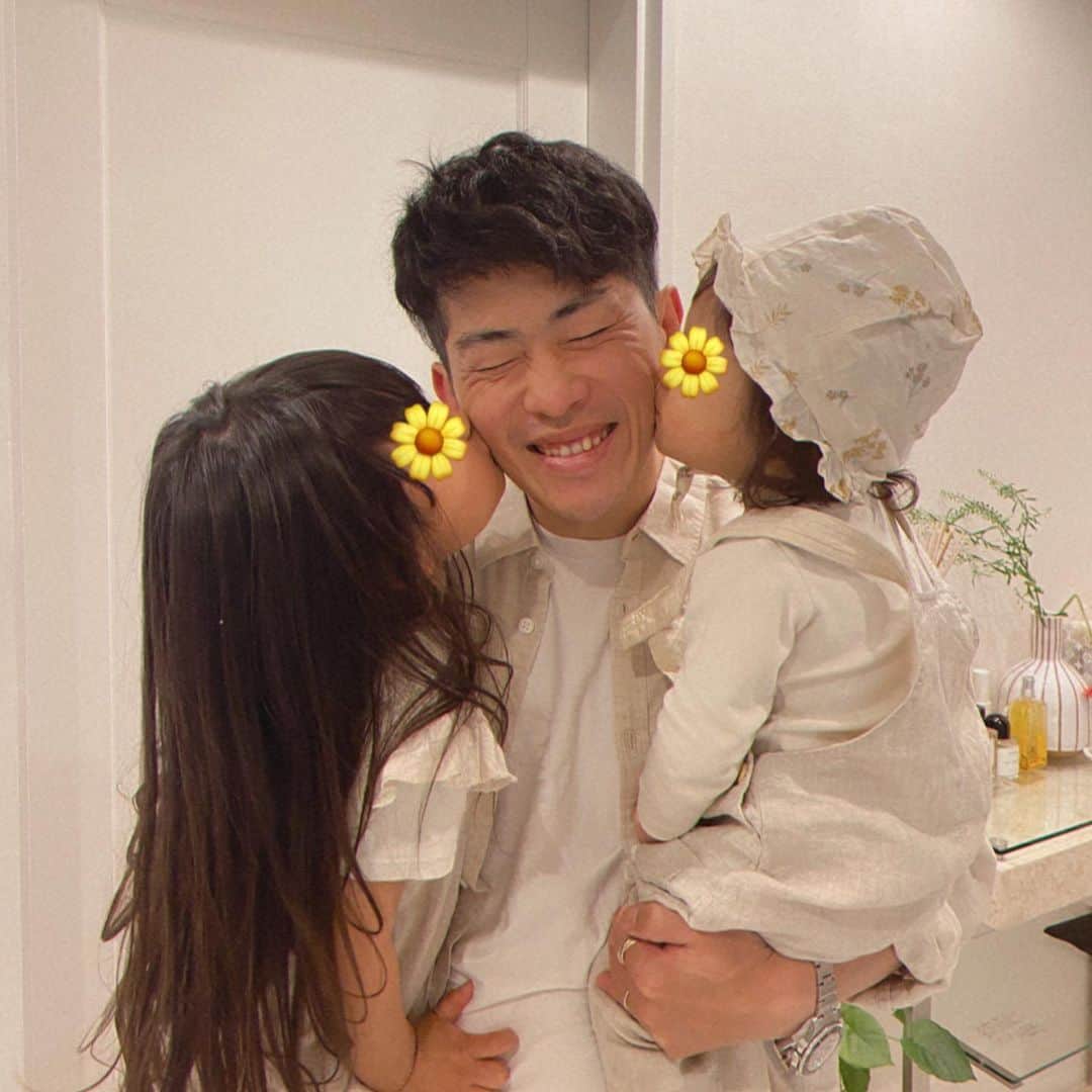 近藤千尋のインスタグラム：「姉妹ってたまらんなぁ〜🌼🤤笑 @hm  さんからの素敵な贈り物を 3人で着てた🎁♥️ リネン の、リンクコーデかわいい✨  お散歩以外はお家でまったり。 近所のデザートテイクアウト🍰して 今日はケルヒャーしたり 大掃除に徹してました🧹🧼🧤  そして 雨が降ったり止んだり☔️ですね😭」