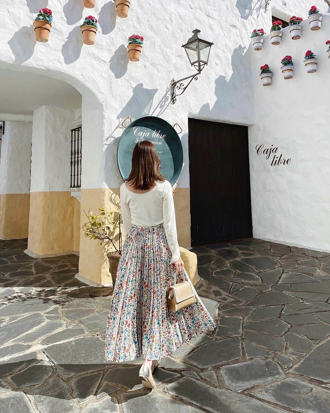 石黒美帆のインスタグラム：「*﻿ 細かいところまでとにかく可愛かった志摩地中海村。﻿ 着るのを楽しみにしていた @tsurubymarikooikawa のスカートがとても映えてくれました🌼﻿ ﻿  そうそう、昨日骨格ウェーブさんのアカウントにご紹介頂いたら、たくさんウェーブ体型さんがフォローしてくださって🥺🙏﻿ ﻿   そうなんです、私THEウェーブ体型なので、上はフィットするもの、下はフレアが1番しっくりきます☺️﻿ でも色んなコーデを楽しみたくて、自分なりにバランス良く見えるものを研究中なので、参考になったら嬉しいです✨﻿ ﻿ ﻿ ﻿ ﻿ #ファッション#春服#春服コーデ#春コーデ#シンプルコーデ#ツルバイマリコオイカワ#プリーツスカート#花柄スカート#骨格ウェーブ#ウェーブ体型#三重#三重旅行#伊勢志摩#志摩#国内旅行#タビジョ#志摩地中海村#tabijyo#tsurubymarikooikawa」