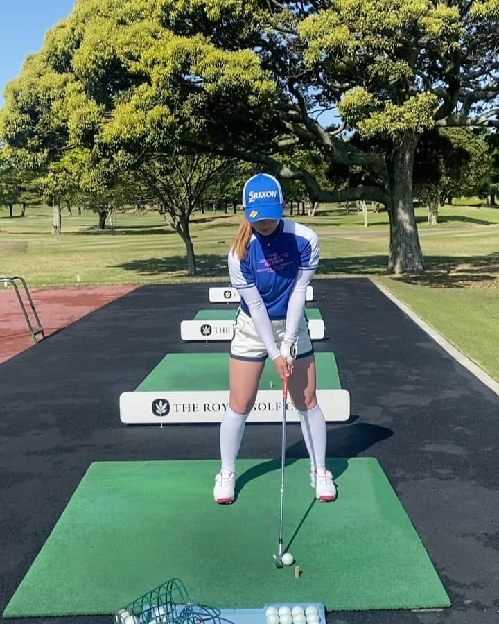 橋添穂のインスタグラム：「・ ・ 最近ショットが安定してきました🌟 その場でターンすることを意識しています☝️  青コーデいい感じ💙🤍 #ゴルフ#ゴルフスイング#ゴルフ女子#ゴルフウェア#golf#golfstagram#golfswing#golfwear#골프#골프웨어#골프스윙」
