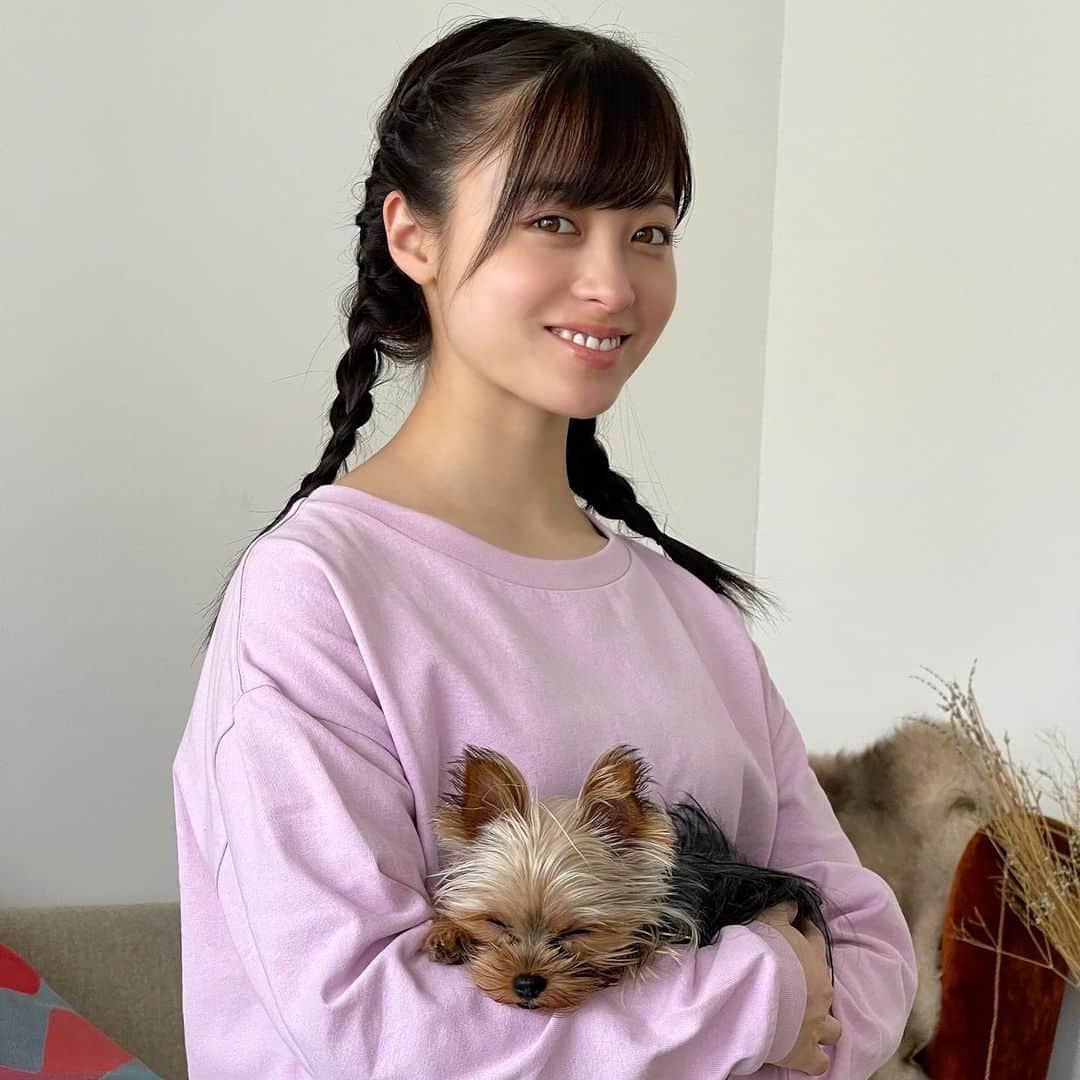 橋本環奈のインスタグラム：「こんばんは！環奈MGです。  今日は発売中のザテレビジョンからオフショットです。 ２度目の登場！後輩のピノちゃんと一緒にドッグヨガ🐕  環奈と心が通じてヨガで気持ち良くなって寝ちゃってました。  #橋本環奈 #橋本環奈2021 #橋本環奈マネージャー #ザテレビジョン #ドッグヨガ」