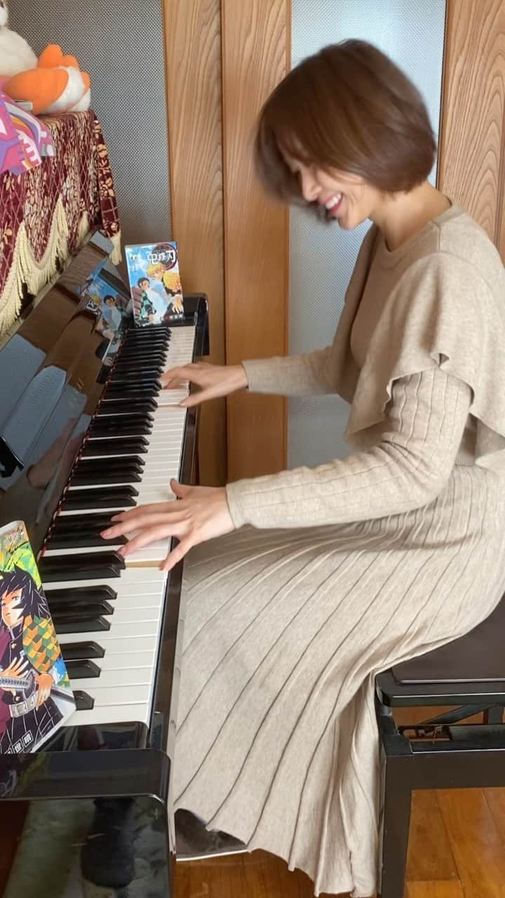 上妻未来のインスタグラム：「家にマンガあったから弾いてみたよ🎶  ちょっとミスしちゃったテヘ😋  #過去pic  #ピアノのある暮らし #鬼滅の刃 #紅蓮華 #紅蓮華ピアノ」