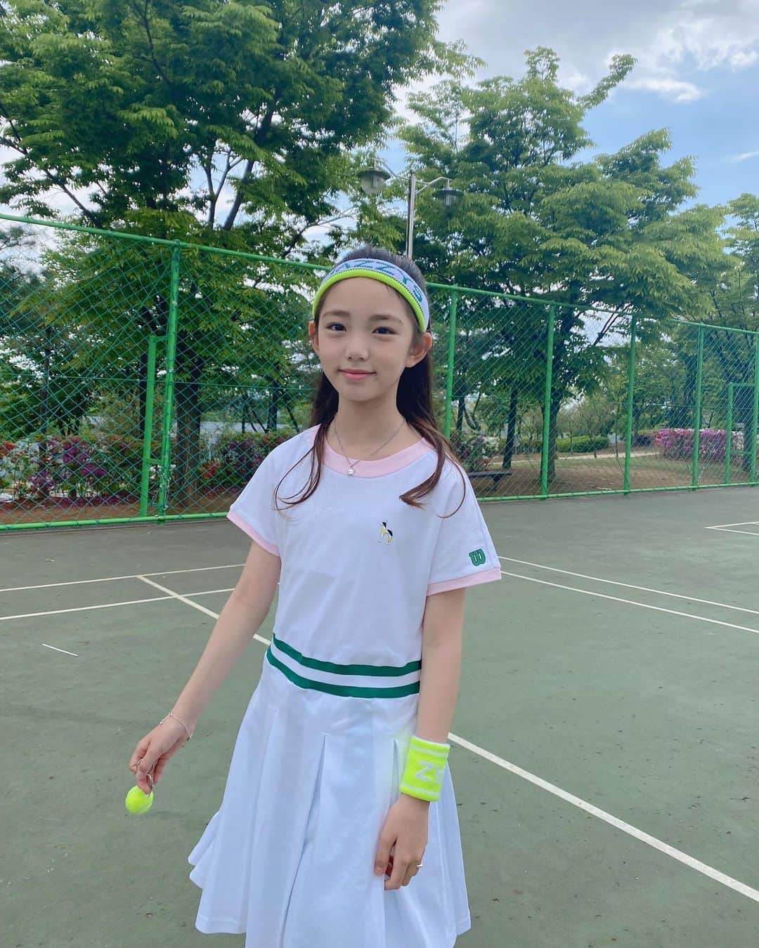 ウンチェのインスタグラム：「#광고  테니스룩이 이렇게 예쁠일😍  컬러감도 세련되고 얇은 폴리 스판 피케 소재라 시원하면서도 단정하게 입힐 수 있어서 , 이번 여름에 자주 손이 갈 예정💚  #헤지스키즈 #윌슨 #헤지스키즈윌슨 #헤지스키즈콜라보 #파스텔몰  #딸스타그램 #일상 #키즈모델 #주니어모델 #아역배우 #이은채」