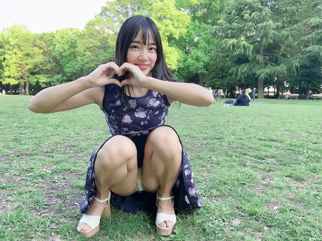 のインスタグラム：「フォロワー10万人ありがとうございます😘💋 これからも一緒にチラリズムを探究する旅を続けようね🌎✈️  ♔∴∵∴♔∴∵∴♔∴∵∴♔∴∵∴♔∴∵∴♔∴∵∴♔  今夜9時にYoutube upします🔔  10万人記念❤️ファンクラブでは...🙊㊙️  ♔∴∵∴♔∴∵∴♔∴∵∴♔∴∵∴♔∴∵∴♔∴∵∴♔  #ちらり #チラリズム探究家 #藍沢梨夏 #エロ可愛い #インスタグラビア #グラビア #gravure #tokyogirl #japanesegirl #代々木 #代々木公園 #芝生 #asianmodel #フェチ #gravureidol #むちむち」