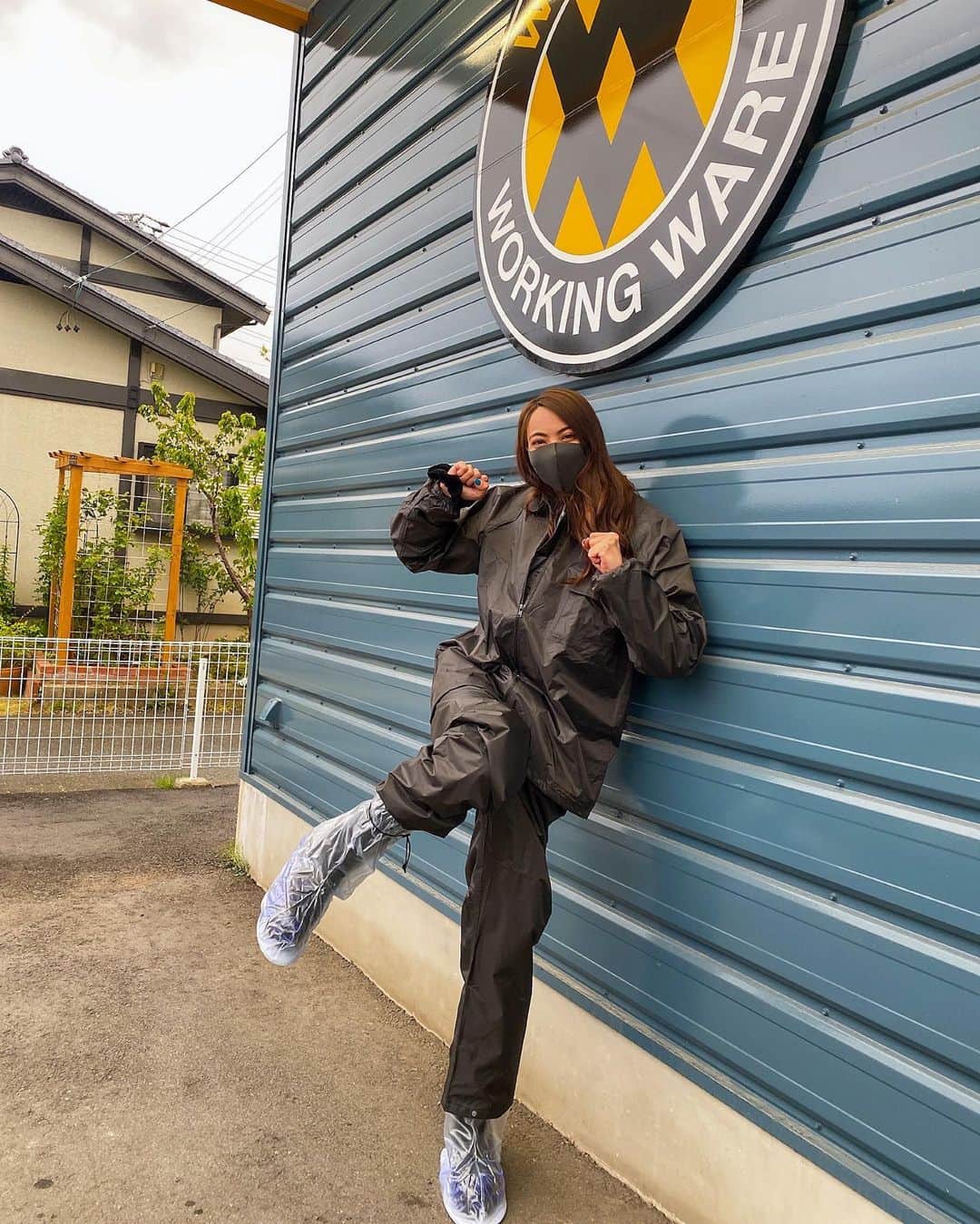 CAMIRAのインスタグラム：「賀草津高原ツーリングは雨が降る前に帰ろうと思ってたけど間に合わずワークマンに駆け込みカッパを購入😂足元のカッパがなんとも言えませんが雨には濡れなかった😍笑  #bikegirl#ワークマン#バイクのある生活#バイク女子#バイク好きな人と繋がりたい」