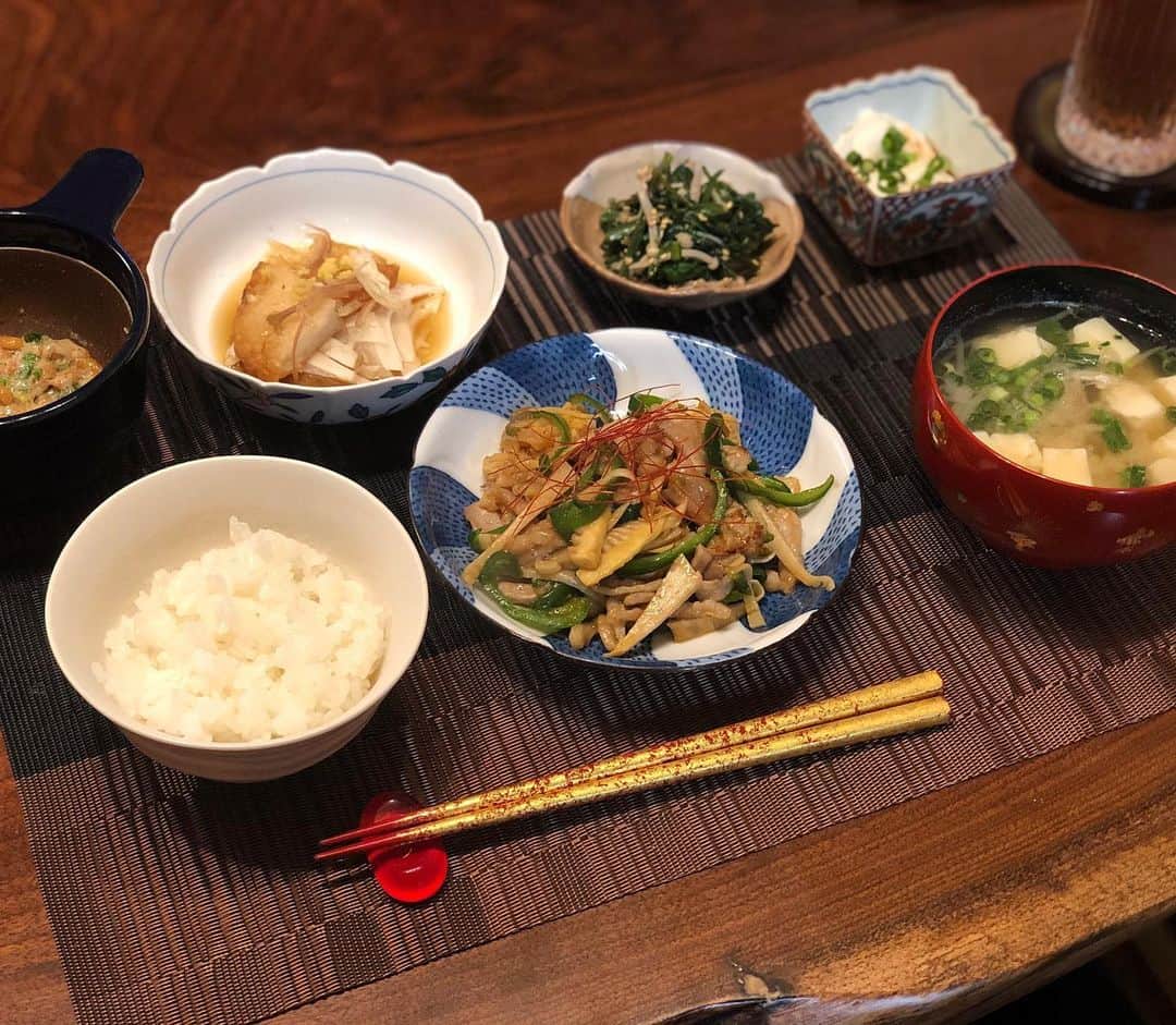 月央和沙さんのインスタグラム写真 - (月央和沙Instagram)「うちの晩ご飯🍚✨ . #青椒肉絲 #玉ねぎのさつま揚げ #春菊とえのきのナムル #ジーマーミー豆腐 #納豆 #豆腐ともやしのお味噌汁」5月1日 19時33分 - kazusa_tsukio