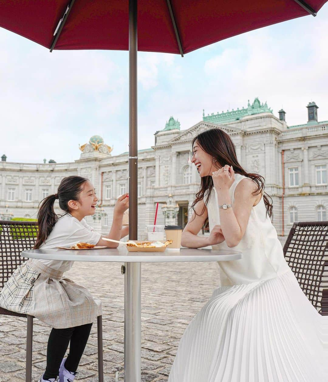 丸山悠美さんのインスタグラム写真 - (丸山悠美Instagram)「娘とティータイム☕️  親子だけど親友のような、恋人のような。 時には娘が母みたいに色々教えてくれて 学びと笑いが絶えません。  特別な日につけたいな✨と思っていた シャリオール @charriolofficial @charriol_jp の時計 「ケルティックレガシー」 ようやく出番が💕  10ポイントダイヤモンドが さりげなく煌めいて✨ 高級感のあるジュエリーウォッチ。  ピンクゴールドのケースに ケーブルのブレスレットがステキ♡ 気品溢れるエレガントなデザインは 眺めるとモチベーションが上がります。  シャリオールは 女性が「私らしく生きる」 を大切にしている ラグジュアリーブランド。  5/9.母の日を 「母親である喜びと子供の成長に感謝する特別な時間」 にして欲しいと考えているそう🥺💓  こうして親子水入らずな時間。 1秒1秒が宝物の時間なんですよね。 考えるだけでじんわり涙腺が...  しつこいって言われるくらい 毎日伝えてる 産まれてくてくれてありがとう♡の言葉。 ママにしてくれてありがとう♡の言葉と 一緒に伝えてみようかな☺️  #charriolteaparty #motherday #supportedbyCharriol #ケルティックレガシー #celticlegacy #ootd #teatime #jwellery #母の日 #腕時計 #アクセサリー #ダイヤモンド #ジュエリーウォッチ #ジュエリー #大人女子 #エレガント #親子 #ティータイム #ママ #女の子ママ #こどものいる暮らし #cafe #母の日ギフト  #30代ファッション #30代コーデ  #迎賓館赤坂離宮 #迎賓館 #カフェ」5月1日 19時34分 - maruyumi