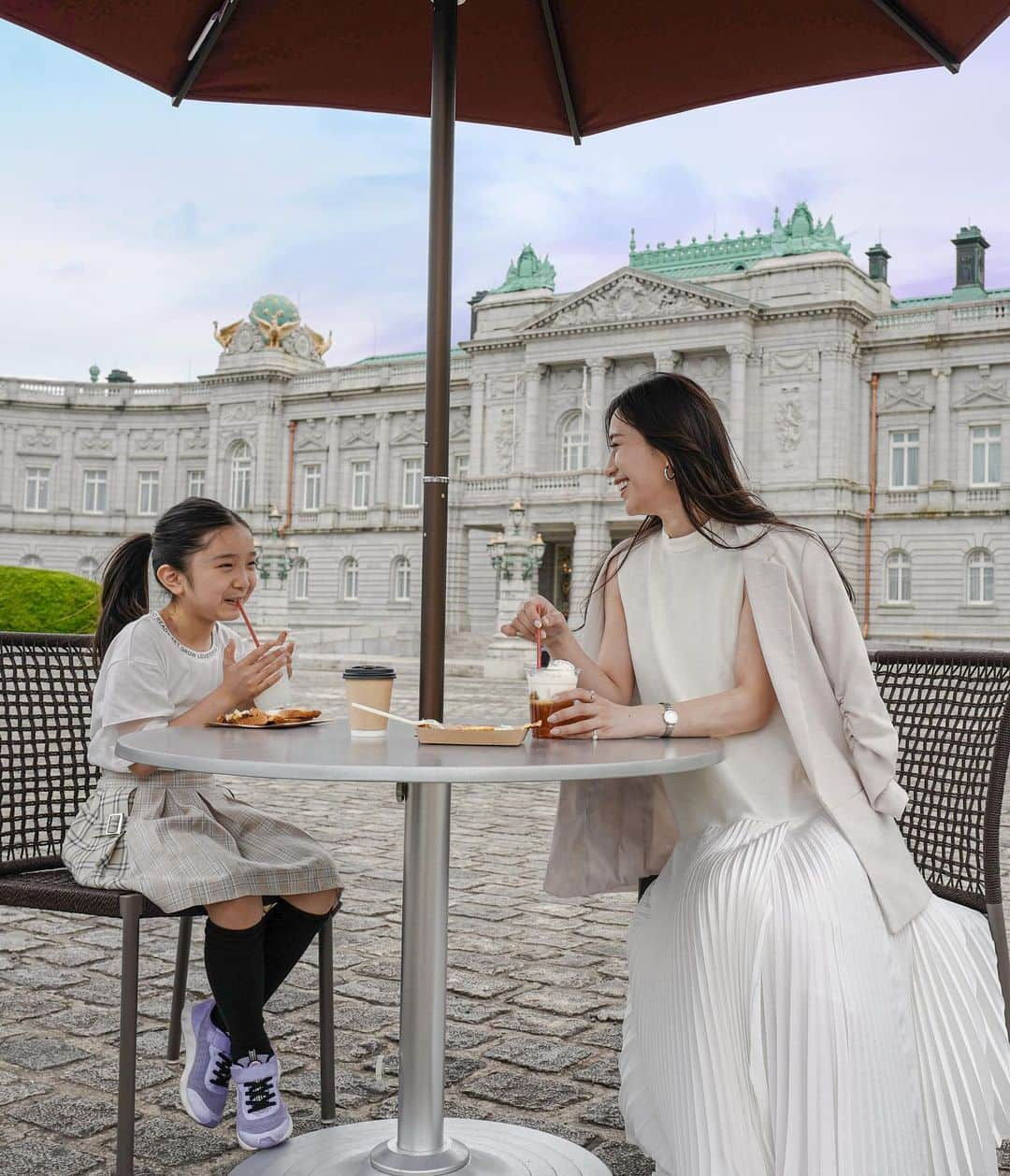 丸山悠美さんのインスタグラム写真 - (丸山悠美Instagram)「娘とティータイム☕️  親子だけど親友のような、恋人のような。 時には娘が母みたいに色々教えてくれて 学びと笑いが絶えません。  特別な日につけたいな✨と思っていた シャリオール @charriolofficial @charriol_jp の時計 「ケルティックレガシー」 ようやく出番が💕  10ポイントダイヤモンドが さりげなく煌めいて✨ 高級感のあるジュエリーウォッチ。  ピンクゴールドのケースに ケーブルのブレスレットがステキ♡ 気品溢れるエレガントなデザインは 眺めるとモチベーションが上がります。  シャリオールは 女性が「私らしく生きる」 を大切にしている ラグジュアリーブランド。  5/9.母の日を 「母親である喜びと子供の成長に感謝する特別な時間」 にして欲しいと考えているそう🥺💓  こうして親子水入らずな時間。 1秒1秒が宝物の時間なんですよね。 考えるだけでじんわり涙腺が...  しつこいって言われるくらい 毎日伝えてる 産まれてくてくれてありがとう♡の言葉。 ママにしてくれてありがとう♡の言葉と 一緒に伝えてみようかな☺️  #charriolteaparty #motherday #supportedbyCharriol #ケルティックレガシー #celticlegacy #ootd #teatime #jwellery #母の日 #腕時計 #アクセサリー #ダイヤモンド #ジュエリーウォッチ #ジュエリー #大人女子 #エレガント #親子 #ティータイム #ママ #女の子ママ #こどものいる暮らし #cafe #母の日ギフト  #30代ファッション #30代コーデ  #迎賓館赤坂離宮 #迎賓館 #カフェ」5月1日 19時34分 - maruyumi