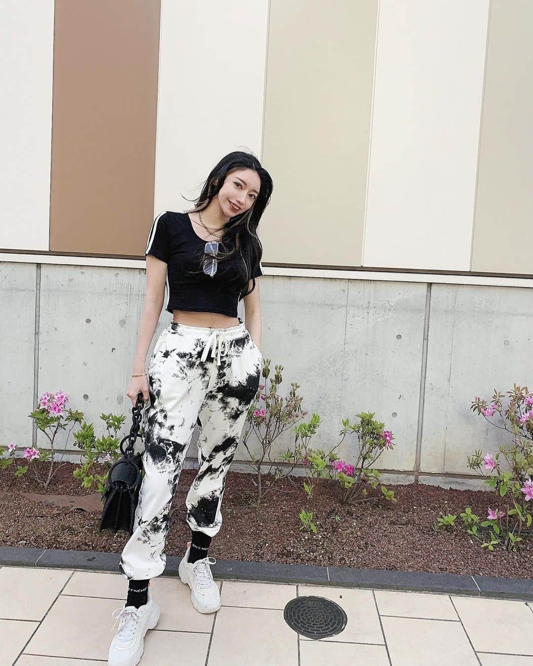 のインスタグラム：「. スタッフに｢今日ダンサーみたいだね🕺｣と言われた格好はこちらです🐄 . . #ootd #ほぼzara #楽カワでとても好き #🤍🖤」
