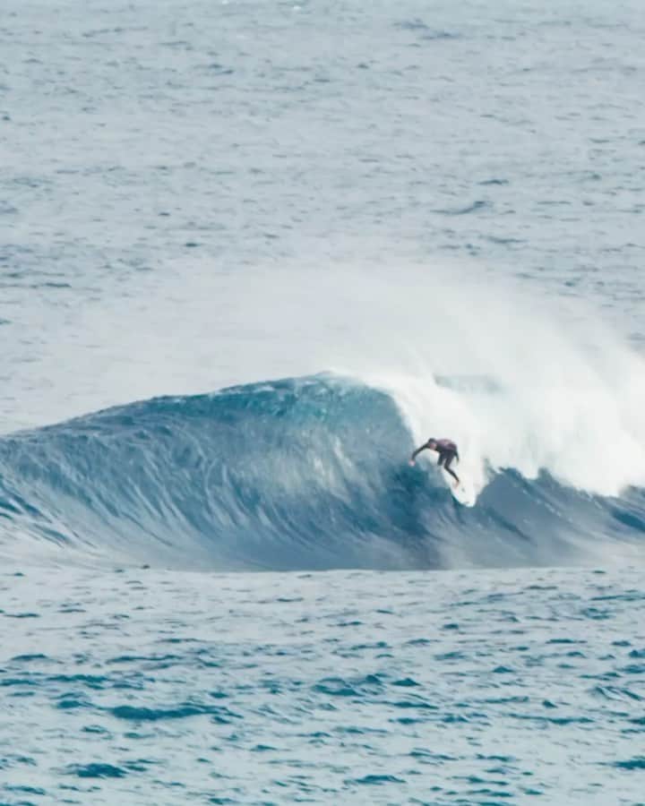 マリア・マニュエルのインスタグラム：「couldn’t have asked for a better first surf at The Box. thanks for the support out there @konaj_ @jordysmith88 @john_john_florence  🎥 @stacegalbraith」