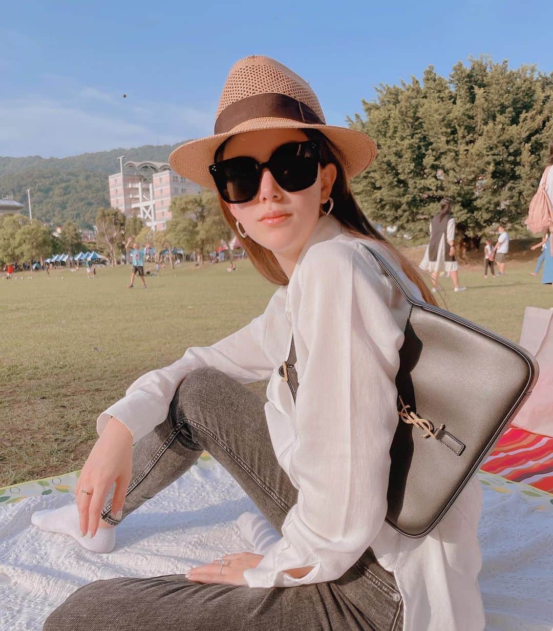 ハンナ・クインリヴァンのインスタグラム：「Saturday, is a day when you can just sit there and eat. 😜 #sunshine #saturday #picnic #relax」