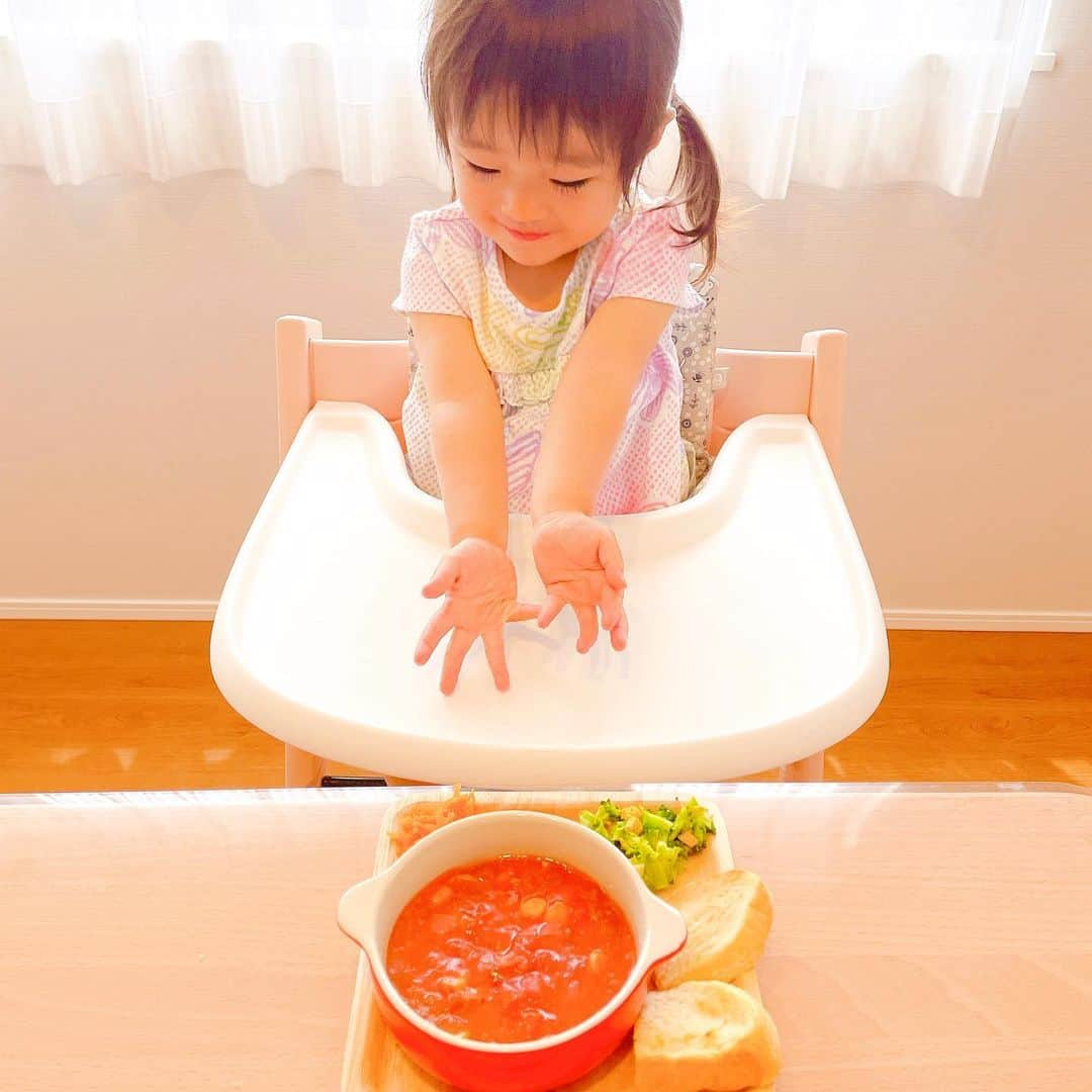 しほの涼のインスタグラム：「1歳9ヶ月の娘ですが、離乳食は卒業したものの親と同じ物を食べられる時はほとんどなく💦 . . 味を薄くしたり、娘のだけ別で作ったり、毎食手間が2倍😓 . . 我が家ではとりあえず3歳までは身体を作る大事な時期だと考えて、調味料は添加物のないもの、野菜も有機野菜🥦をメインに食べさせているので、便利なベビーフードは食べさせてきませんでした💦 . .  ですが→@thekindest_official からキッズフードが出たとの事で、全種類お試し‼️  カインデストのBFは、国産のお肉・お魚を使用し、野菜は最大限国産有機野菜を使用🍅 化学調味料・着色料・保存料は一切使用してないので、開けた瞬間のベビーフード特有の匂いがない🥺🥺 . . この日はボルシチを食べてみたんだけど、中々取りづらいビタミンAが豊富に入ってるし、娘も美味しかったみたいでパン🍞に付けて食べました💕💕 . . お菓子もあるみたいだから見てみてね💕 . .  #カインデスト #thekindest #離乳食 #ベビーフード #ママスタグラム #キッズフード　＃カレー　＃ボルシチ #pr #幼児食 #BF」