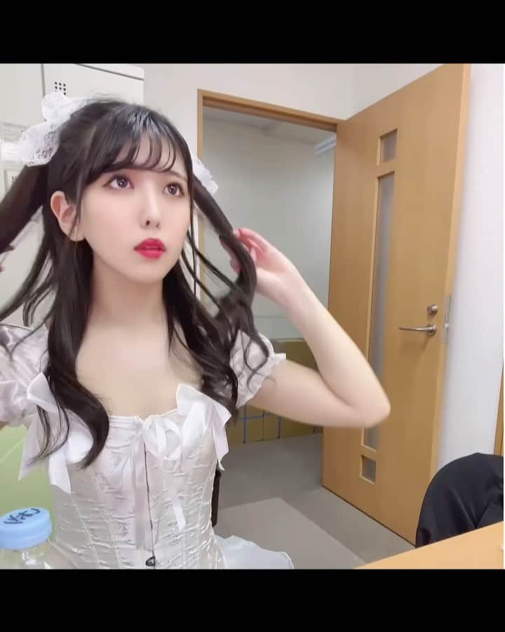 倉木しおりさんのインスタグラム動画 - (倉木しおりInstagram)「ライブ前のチェックは念入り🤨✌️💓  5月もよろしくお願いしましゅ🥚  #倉木しおり　#av女優  #セクシーアイドル #マシュマロ3d +」5月1日 12時17分 - shiori_kuraki