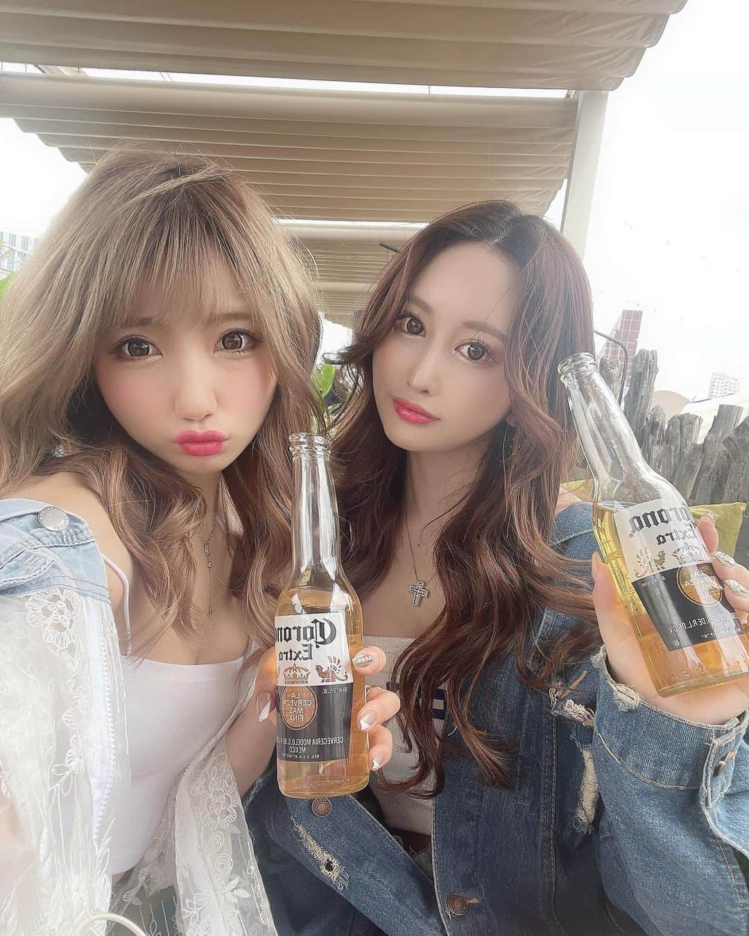 まゆぴちゅーさんのインスタグラム写真 - (まゆぴちゅーInstagram)「都心のど真ん中でBeach✩BBQ🍖🌺🌴🍻！！！  in 【📍WILDBEACH SHINJUKU🏖🌞】 ▷▶︎▷▶︎ @wildbeachshinjuku   ここ、なんとルミネエスト新宿の屋上なの🥺🌈  オープン5周年を迎えて、4月26日(月)に リニューアルオープンしたんだって\( ˆoˆ )/🎉！ そこで先日、レセプションパーティーに ご招待いただいたので、しほと行ってきたよ♡♡ @cham_pipi   デニム✖️ホワイトコーデのリンクコーデ♡ 足元は2人とも @shaon.official で激かわ🙈💋  インスタ映えなスポットがたくさんありすぎて いい写真ありすぎるので何枚か後ほどまた 更新しちゃう🙈💋まじ映えスポットよ😎🌴🌈  『非日常を満喫できる贅沢な5つの空間』と 『味もクオリティと大満足のバーベキュープラン』  が楽しめちゃうWILDBEACH SHINJUKU⛱✩  都心で海外気分を味わえる最高の空間だった♡  手ぶらで行けるしぜひ行ってみてね💋 @wildbeachshinjuku   -----------------------------  【WILDBEACH SHINJUKU TOKYO SKY RESORT】 📍 東京都新宿区新宿3-38-1 ルミネエスト新宿屋上 🚃 JR新宿駅　東口改札徒歩1分 📞 070-3884-7290 ⚠️ 定休日:ルミネエスト新宿に準ずる (☔️✖️) 🗓 2021年4月26日〜9月30日まで  ----------------------------- . . . #wildbeach新宿 #wildbeach #wildbeachshinjuku  #ワイルドビーチ #ワイルドビーチ新宿  #BBQ #bbq🍖 #東京グルメ #屋上bbq  #インスタ映えスポット #映えスポット #インスタ映えカフェ #砂浜カフェ #ビーチコーデ  #ショーパンコーデ #スニーカーコーデ #プチプラコーデ #夏服コーデ #春夏コーデ  #デニムコーデ #ホワイトコーデ #リンクコーデ #ビジョビ」5月1日 12時28分 - mayu_03pichu