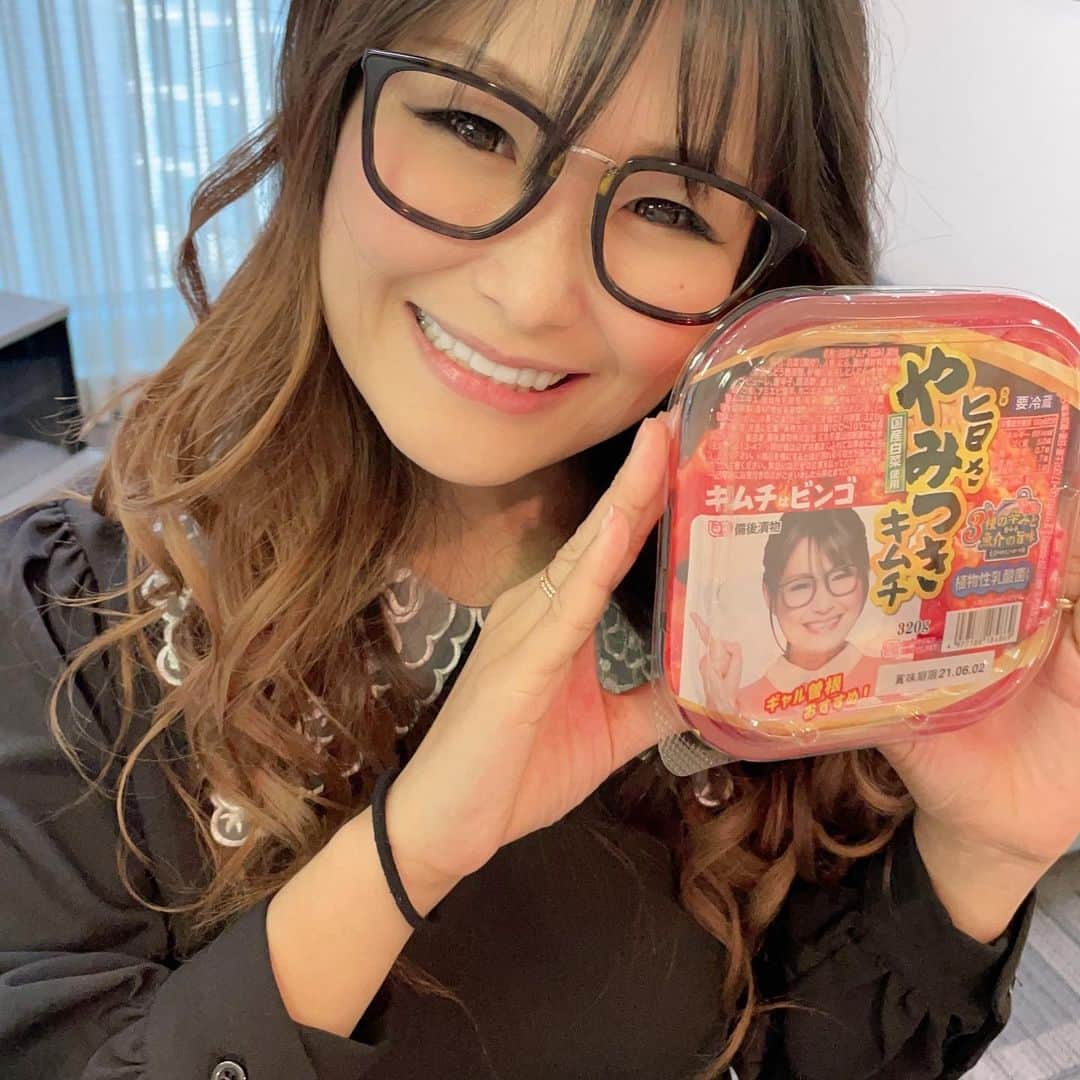 ギャル曽根のインスタグラム：「なんと🥺❗️❗️❗️ 私、ギャル曽根が、、、 パッケージになった備後漬物のキムチが本日5/1（土）より発売となりました👏🏻✨✨✨✨ 本当に凄く美味しく、楽しんで食べられる商品となっておりますので、、、皆様もぜひお召し上がりください🤤❤️ キムチはビンゴ♥️❤️♥️❤️ #キムチはビンゴ #キムチは備後 #是非見かけたら食べてみて下さい♥️」