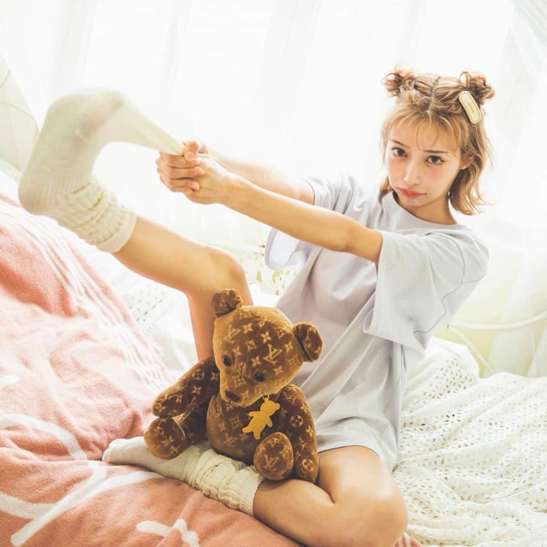 明日花キララのインスタグラム：「おうちにいるとき最近は部屋着としていつもクピT着てるよ👕❤︎ これはアイスグレーのLサイズ🧊 バックプリントに愛犬がいるの可愛すぎる、、、🥺🥺 お友達とオソロで着たりカップルで着てほしいです👦🏻❤︎👧🏼 ノベルティで貰えるビーチタオルとも相性抜群！！！🏖」
