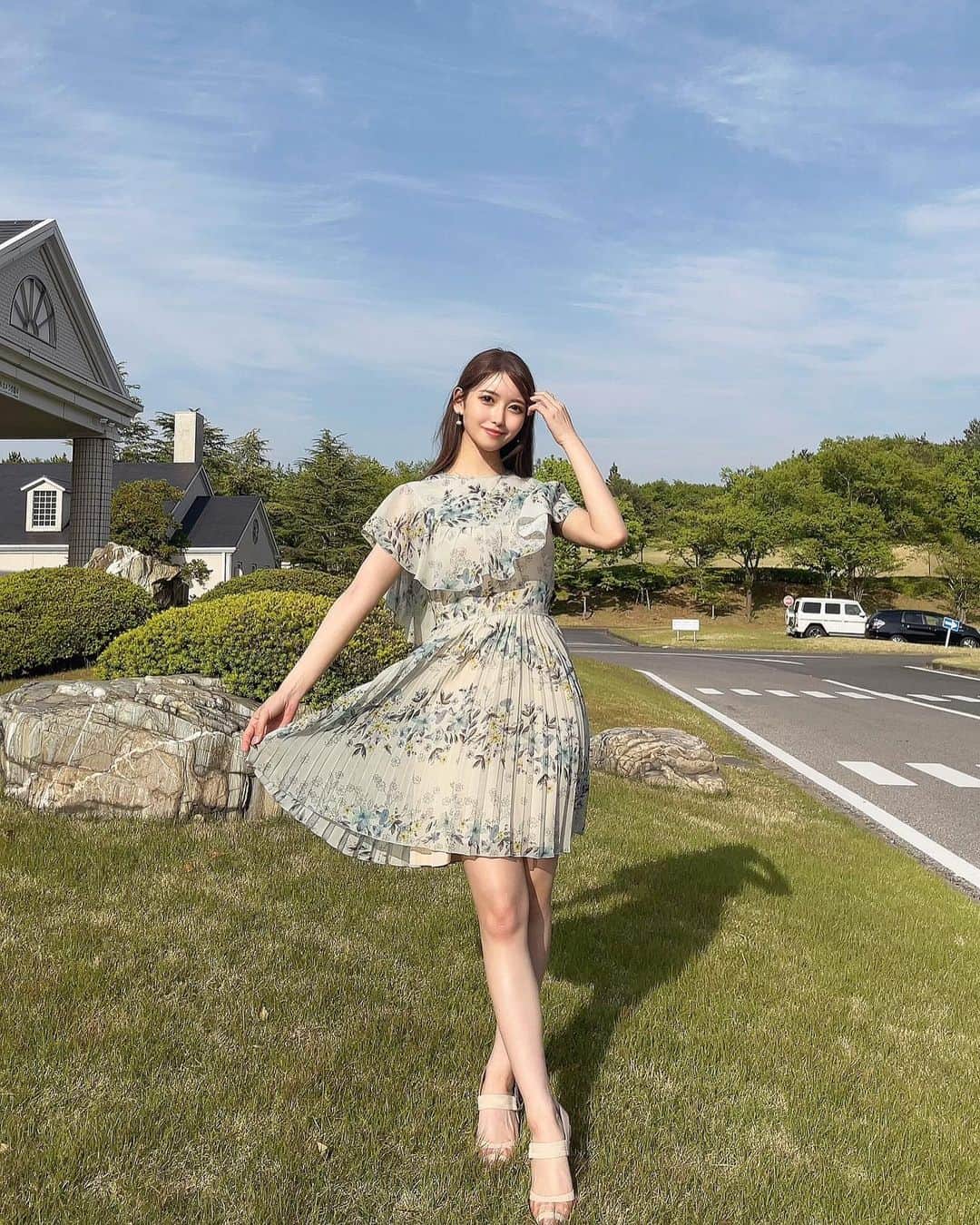 のインスタグラム：「. こんにちは☀️ . この前、空と緑と色味がおなじお洋服を着てたので風を浴びながらパシャリ📸 天気が良くて風も心地いい日はとっても気持ちいい！🕊🍃 . GW私は寝るか食べるかNetflix、、。笑 ラウンドの予定もないのでのんびりしてます☺️ 皆さんも良いGWを〜✨ . #ゴルフ女子#ゴルフ初心者#ゴルフ#ゴルフ好き#ゴルフ好きな人と繋がりたい#ゴルフコーデ#ごるふ女子#redvalentino#golfstagram#golf#golfgirl#golflife」