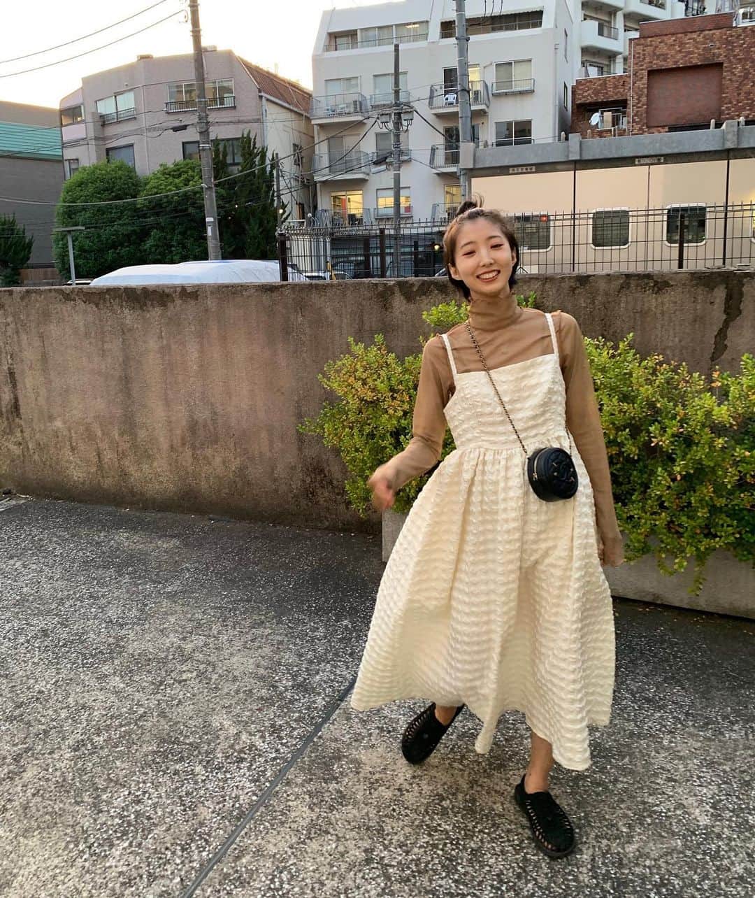 のインスタグラム：「いつかのお洋服。 ほとんど目開いてない  Tops @todayful_  Dress @kittyxxx  Bag @chanelofficial  Shoes @keen_japan」