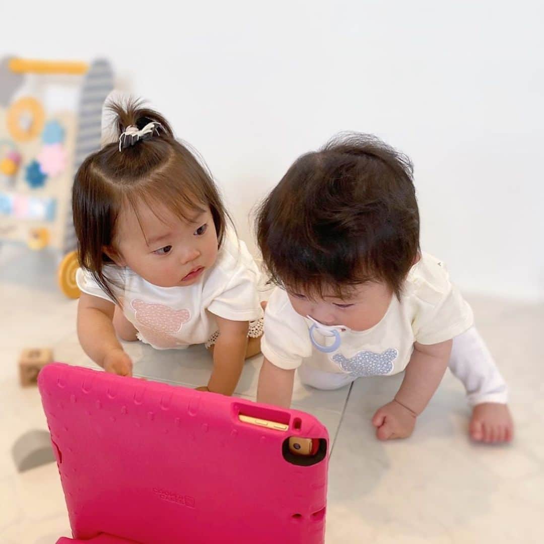 磯部奈央のインスタグラム：「仲良しこよし☺︎☺︎ . まなちゃんの息子くんと、わたしの娘が仲良く遊んでくれてる姿に、母たちのシャッターが止まらない❤️笑 . まなちゃんとは大学生の頃に出会って、ずっと仲良くしてるから、私たちの子ども同士が仲良くしてることに感慨深くなります☺️❤️ うれしいなぁ…♡ . そして、お洋服はペアルック🧸 まなちゃんがデザインした、@chene.na_knit × @manahosokawa のコラボＴシャツを色違いで合わせました💓💙 . かわいいデザインなだけじゃなくて、肌触り最高すぎて、いつも以上に娘にスリスリしちゃいます😂 . . . #仲良し #ペアルック #boyandgirl #ママライフ #女の子ベビー #女の子ママ #12月生まれ #成長記録 #育児記録 #娘」