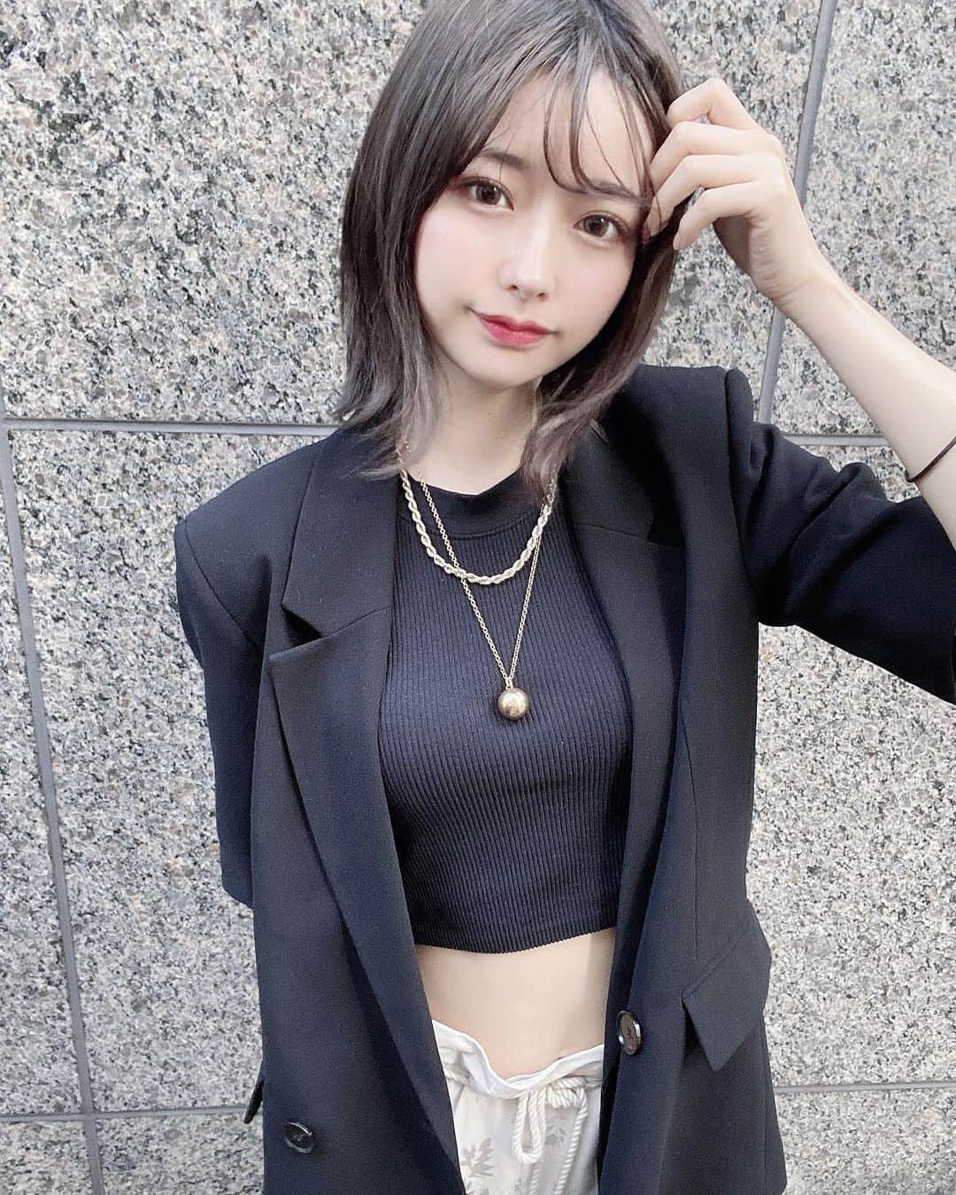 sarimaru(国木田さりまる)のインスタグラム：「昼間暑いと半袖でもいける！って思うんだけど大体夜寒くてテンション下がる😋」