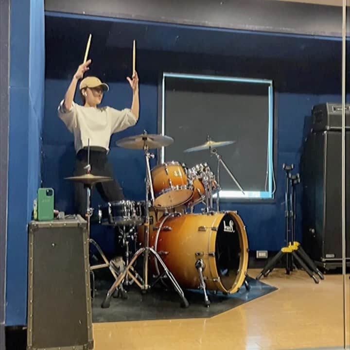 MiracleVellMagicのインスタグラム：「Uptown Funk! 🥁🥁🥁 この曲は何年経ってもわくわくするねぇ。🥴  ちなみに涼しい顔で叩いてますけど、これ、何十回も撮り直してるよ。🤪笑  #drumcover #uptownfunk #brunomars #markronson #ドラム」