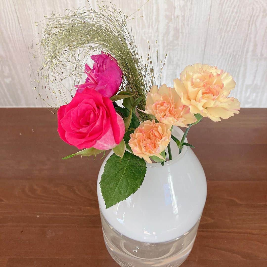 重長智子さんのインスタグラム写真 - (重長智子Instagram)「. . お花の定期便💐 . もうすぐ母の日ですね✨ 今回はカーネーションが 入っていました☺️可愛いっ💕 . 🔸バラ 🔸スプレーカーネーション 🔸シャクヤク 🔸スモークグラス . . #お花の定期便 #サブスク #bloomeelife #癒し #おうち時間を楽しむ #母の日」5月1日 14時47分 - tomoko_shigenaga