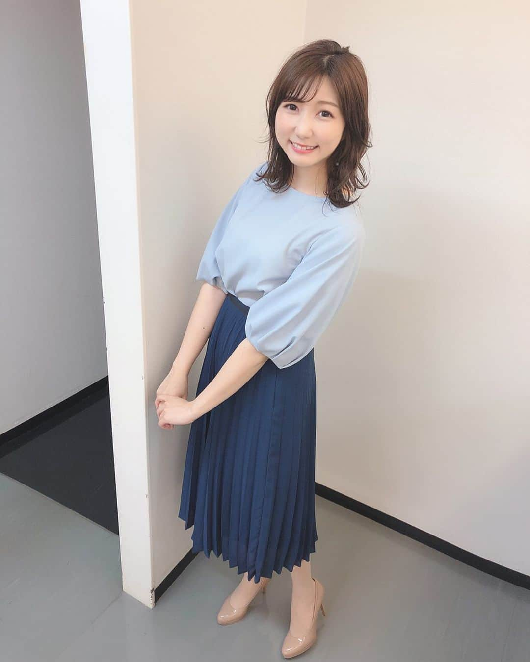 山﨑加奈さんのインスタグラム写真 - (山﨑加奈Instagram)「・ みなスポ衣装⚽️ tops : air closet skirt : green label relaxing (私物)  今日はジュビロカラー！！！💙💙 このまま勝利だー！✨✨ みなスポでもチョーソクで試合結果をお伝えします☺️☺️ ・ #静岡放送 #みなスポ #jリーグ  #ジュビロ磐田 #アナウンサー #女子アナコーデ #女子アナヘア  #aircloset  #greenlabelrelaxing  #山﨑加奈」5月1日 15時36分 - kana_yamazaki_sbs