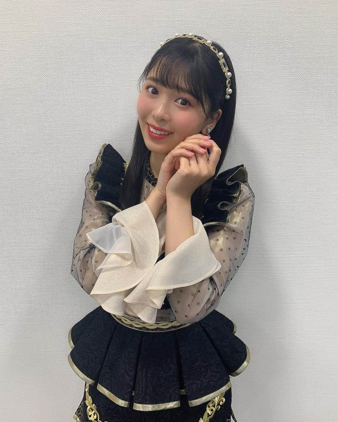 安田桃寧さんのインスタグラム写真 - (安田桃寧Instagram)「『カミオト』さんにて  NMB48 25thシングル 『シダレヤナギ』初披露させていただきました！！！！😊💗  みるさんのラストシングル✨  かっこよくて、いつも堂々としているあの背中を追いかけれるポジションに立たせていただきました！！  サビはかっこよくキレキレで、でもシダレヤナギのようなしなやかさのあるダンス、ラストは、みるさんのパワーをキャッチして、私も前に進むんだ！ そんな気持ちでパフォーマンスしています！  衣装も本当に素敵🖤 大好きなカチューシャを選んで下さりました😉  6/16発売です☺️  #シダレヤナギ  #カミオト #NMB48」5月1日 16時44分 - peachpeach_o6o8