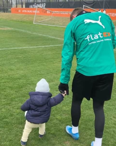 マティアス・ギンターのインスタグラム：「👶🏼⚽️ #zumerstenmalaufdemplatz #dribblingbesseralsderpapa #mitabschlussqualitäten 😁🥰」