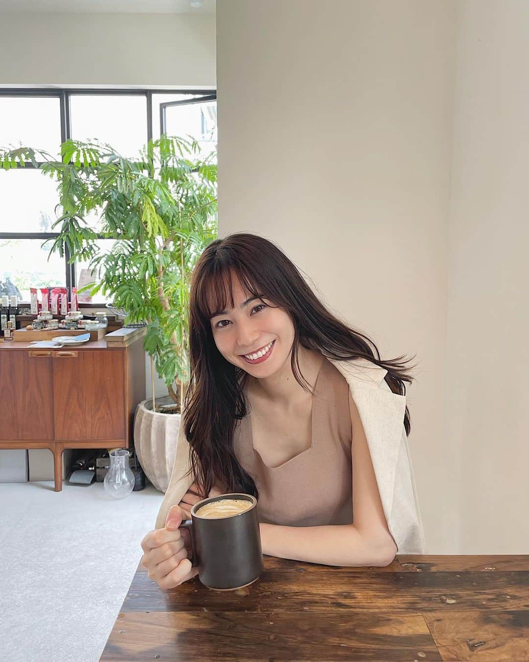 伊藤沙織のインスタグラム：「1ヶ月ぶりの @universalbakes_tokyo ☕️お腹いっぱいだったのでveganパンはこの日は諦めました🥲🥪🥐  豆乳ラテをオーダーしたのですが、普段からよくコーヒーやカフェラテが好きで飲んでいるので、  @ginzadewhitening にてセルフホワイトニングに行ってきました〜✨ 最近ステインが気になっていたんですよね、、、🥺 お店はとても綺麗で清潔感があり、今の時期は嬉しい個室スペースだったので感染症対策もばっちり👌 初めてセルフでホワイトニングしたのですが、スタッフの方に丁寧にわかりやすく説明していただいたおかげで思っている以上に簡単に出来ました🙆🏻‍♀️一度だけでも実感できるほど白くなったので大満足❣️ 全然しみたりもしなかったのは嬉しい！ 歯が白くなるだけで、笑顔が増えます😁  お店のご好意で、私のインスタ見た方は15人限定通常3ショット12000円のホワイトニングがなんと5500円で受けられます✨ お店のアカウント(@ginzadewhitening)からLINEかDMしてみて下さい✉  東京都中央区銀座3-11-19 ⏰10時〜22時まで営業  #銀座deホワイトニング #ホワイトニングオススメ #セルフホワイトニング」