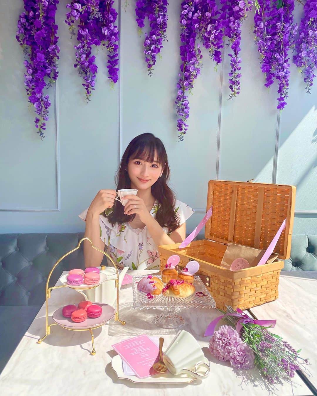 のインスタグラム：「映えすぎて日本じゃないみたい💐💜💜💜 本日スタートの【purple picnic afternoon tea】☕️ 先月レセプションにご招待いただいて行ってきました💕  こんなに可愛いクロワッサンやカップケーキ、 わたし見たことない🥺🥐💓 バスケットの中にはエッグバーガーや 生ハム、チーズやヨーグルト、お野菜なども入っていて とにかくボリュームも満点💕 しかも、パンがフワッフワでほんとに美味しかった〜🤭 大満足の内容でした💜  📍 @hautecouturecafe_producedby_gg  purple picnic afternoon tea ¥3,300 東京都目黒区青葉台1-16-9 ガーデンイースト 2F  #hautecouturecafeproducebygg#gingergarden#hautecouturecafe#cafe#afternoontea#japanesefood#japanesegirl#中目黒#目黒川#アフタヌーンティー#藤の花#パープル#オートクチュールカフェ」