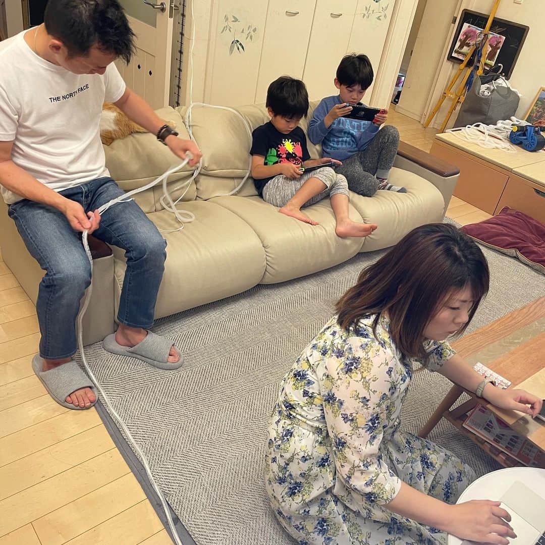 ブラザー4チャンネルのインスタグラム：「17：30〜の生配信準備中♡ 皆さんbrother4channelに遊びに来てくださいね〜( ^ω^ )  #ブラザー4 #brother4 #生配信 #準備中 #ビンゴ大会」