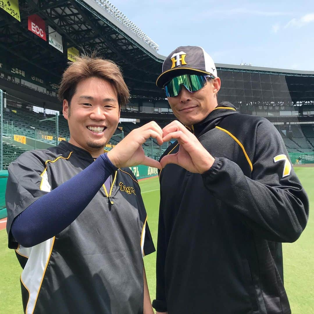 阪神タイガースさんのインスタグラム写真 - (阪神タイガースInstagram)「今日の練習前、西投手と糸井選手にハートフォトをお願いしました！  GW企画⭐︎観戦に来れなくても「選手とハートで繋がろう」企画をストーリーズで始めました！ 選手へのエールを写真にしてストーリーズにアップしてくださいね！ #西勇輝 選手　#糸井嘉男 選手 #らぶです  #hearttoheart  #選手とハートで繋がろう 詳細はストーリーズを見てください！ GW期間中に随時更新します！ #阪神タイガース #挑超頂」5月1日 17時23分 - hanshintigers_official