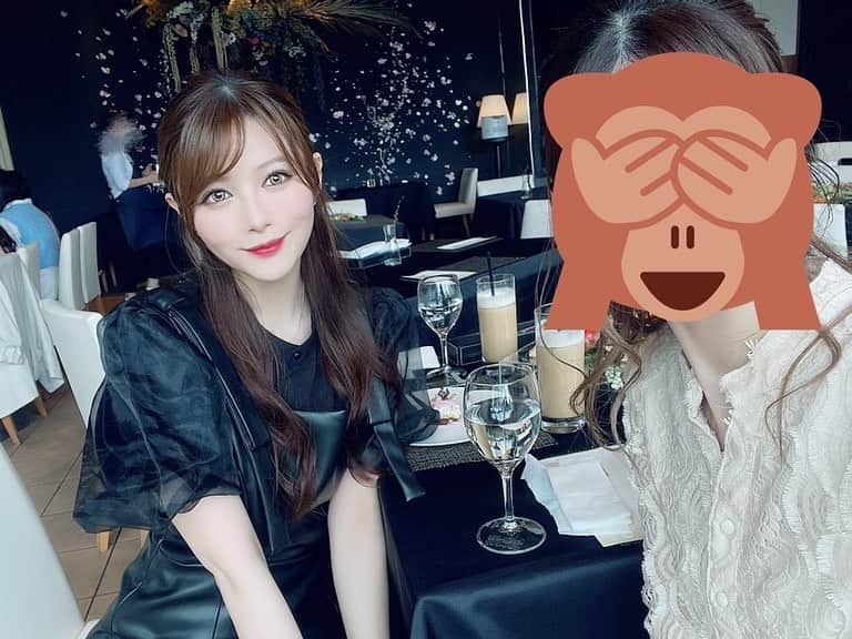 のインスタグラム：「親友ちゃんとデート❤︎ . 初おそろはValentinoのカバン🤍 使い勝手良いしシンプルで可愛い🧳 . これからもおそろ増やしたい🤎 いつもありがとう🤍 . #相沢みなみ  #全身コーデ  #黒コーデ #ブラックコーデ  #valentino」