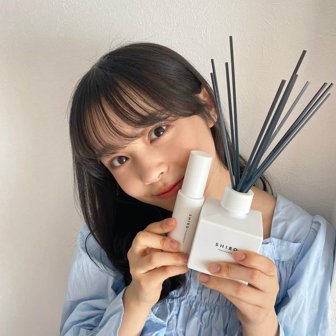 林芽亜里さんのインスタグラム写真 - (林芽亜里Instagram)「🎀﻿ ﻿ shiroのボディーミスト、お姉ちゃんから高校入学のお祝いでプレゼントしてもらいました🤤﻿ めありからお姉ちゃんの高校卒業お祝いは﻿ 白苺のタルトをプレゼントしたよ🍓﻿ ﻿ そしてずっと欲しかったshiroのデフューザーGETできました🧼﻿ ﻿ はぁ~いい香り🤍﻿ ﻿ #ニコラ #林芽亜里 #shiro」5月1日 17時54分 - meari__hayashi