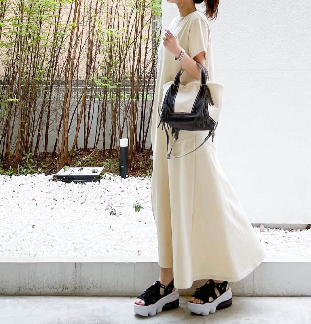 Hanaのインスタグラム：「#UNIQLOcoordinate .   ユニクロ #JWANDERSON  あまり話題になってないですが 普段のユニクロと違う気分で着られるので 毎回楽しみにしているコラボです💓 .  #コットンフレイドヘムワンピース ユニクロ・30 NATURAL ・Lサイズ @uniqlo_jp @uniqlo_ginza  バッグ @ayako_bag  NIKE WMNS AIR MAX KOKO @nike   .  詳細はブログに書いています✎*。 . .  #ファッション#今日の服#トレンドファッション　#おしゃれさんと繋がりたい#着こなし#locari#mery#ponte_fasion#ママコーデ#プチプラコーデ#カジュアルコーデ#シンプルコーデ#大人カジュアル#r_fashion#ワントーンコーデ  #UNIQLO#ユニクロ#ユニクロコーデ#ユニジョ#広がれユニクロの輪#uniqlo2021ss#uniqlou2021s#plusj」