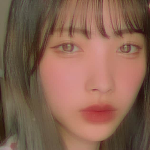 高橋恋子のインスタグラム：「お母さんにメイク濃くない? って言われた 🤷‍♀️☹️ . . . . 最近家でもメイクしてないと 落ち着かない ₍ ᐢ. ̫ .ᐢ ₎ なんか気合い入る 🐰 . .  #アイメイク」