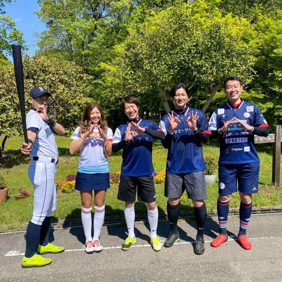 あおい夏海さんのインスタグラム写真 - (あおい夏海Instagram)「こんばんは！ 先月事務所の大先輩水内猛さんのYouTubeチャンネル【水内猛のオフサイドぎりぎり！】の撮影に呼んでいただきました！！ ⚽⛳️第1回FBモーゲージカップ⛳️⚽ この日は水内猛さん @takeshimizuuchi  都築龍太さん @ryuta.star3  ニッチローさん @nicchiro5.1  特別講師として フットゴルフの工藤誠司さん @kudo.seiji  の豪華メンバーで、ガチンコフットゴルフ対決をしました！！  もうすぐ水内さんのYouTubeにアップされるのでぜひ見てください！ 私のフットゴルフのガチプレイはなかなか動画に載せれてないので、レアです！！ ニッチローさんが似すぎて、コメントが終始完璧過ぎて、さすがプロだなーと感動しました😂✨  フットゴルフを始めて10ヶ月。 この様な形でお仕事に繋がって嬉しいです。 感謝です。 水内さんはじめ出演車の皆さん、FBモーゲージの皆さん、本当にありがとうございました！！ この日のためにオリジナルポロシャツ作って貰いました！！😆😆 肩には🍒も😍🎵  工藤さんにも、すごく上手になったとお褒めの言葉をいただけたし、この日はプレイしていて、去年の12月の試合より、遥かに安定したいいプレイができたなと自分でも実感でき、少しずつではありますが成長できているんだと感じられて嬉しかったです。  今月は岐阜で試合なので、自己ベスト目指して頑張りたい！！   #フットゴルフ  #fbモーゲージ  #水内猛 さん  #都築龍太 さん  #ニッチロー さん  #あおい夏海  #工藤誠司 さん  #フットゴルフ女子  #TBC太陽クラブ  #スポーツ女子  #YouTube  #撮影  #ホリプロ  #サッカー女子  #フットサル女子」5月1日 18時12分 - natsumi.aoi