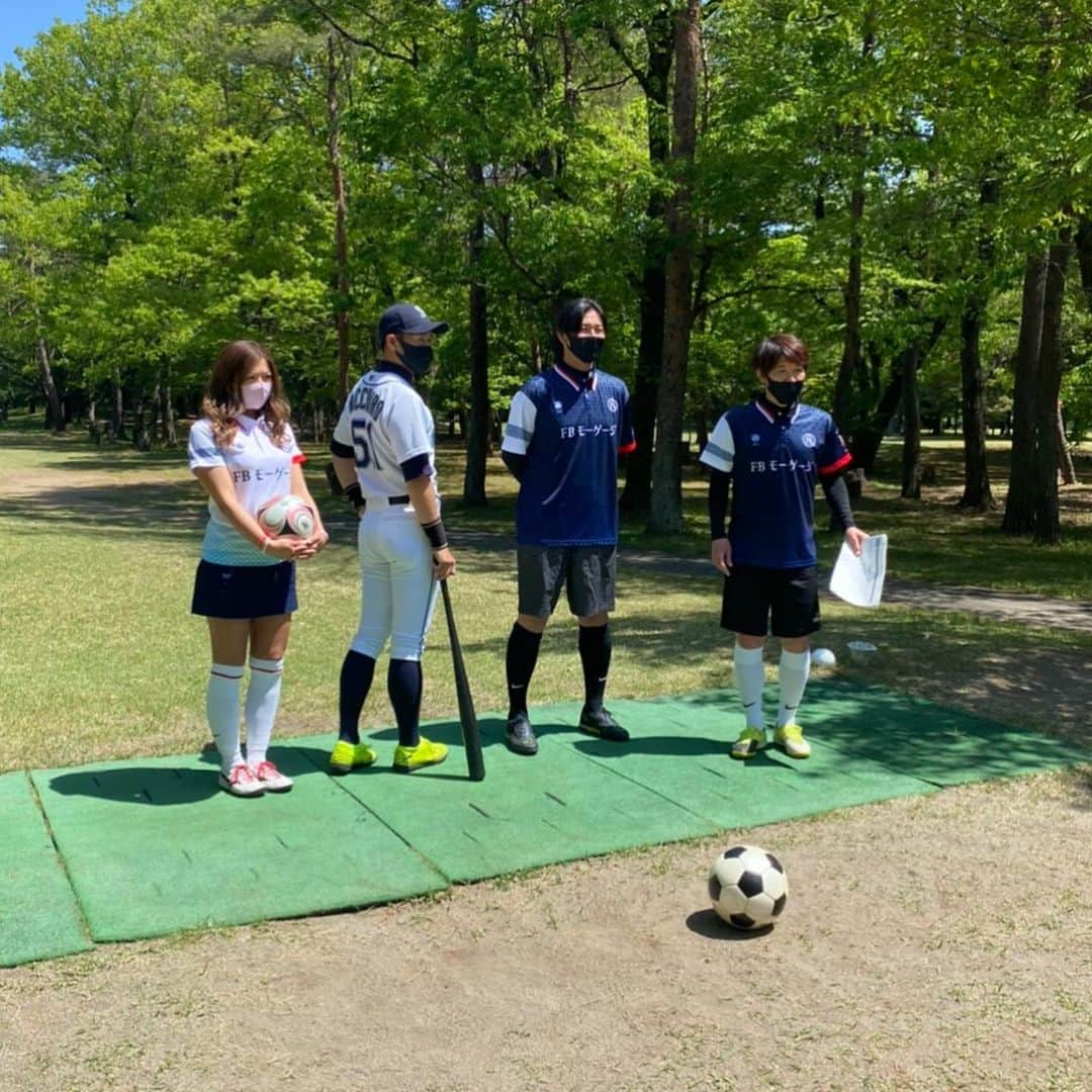 あおい夏海さんのインスタグラム写真 - (あおい夏海Instagram)「こんばんは！ 先月事務所の大先輩水内猛さんのYouTubeチャンネル【水内猛のオフサイドぎりぎり！】の撮影に呼んでいただきました！！ ⚽⛳️第1回FBモーゲージカップ⛳️⚽ この日は水内猛さん @takeshimizuuchi  都築龍太さん @ryuta.star3  ニッチローさん @nicchiro5.1  特別講師として フットゴルフの工藤誠司さん @kudo.seiji  の豪華メンバーで、ガチンコフットゴルフ対決をしました！！  もうすぐ水内さんのYouTubeにアップされるのでぜひ見てください！ 私のフットゴルフのガチプレイはなかなか動画に載せれてないので、レアです！！ ニッチローさんが似すぎて、コメントが終始完璧過ぎて、さすがプロだなーと感動しました😂✨  フットゴルフを始めて10ヶ月。 この様な形でお仕事に繋がって嬉しいです。 感謝です。 水内さんはじめ出演車の皆さん、FBモーゲージの皆さん、本当にありがとうございました！！ この日のためにオリジナルポロシャツ作って貰いました！！😆😆 肩には🍒も😍🎵  工藤さんにも、すごく上手になったとお褒めの言葉をいただけたし、この日はプレイしていて、去年の12月の試合より、遥かに安定したいいプレイができたなと自分でも実感でき、少しずつではありますが成長できているんだと感じられて嬉しかったです。  今月は岐阜で試合なので、自己ベスト目指して頑張りたい！！   #フットゴルフ  #fbモーゲージ  #水内猛 さん  #都築龍太 さん  #ニッチロー さん  #あおい夏海  #工藤誠司 さん  #フットゴルフ女子  #TBC太陽クラブ  #スポーツ女子  #YouTube  #撮影  #ホリプロ  #サッカー女子  #フットサル女子」5月1日 18時12分 - natsumi.aoi